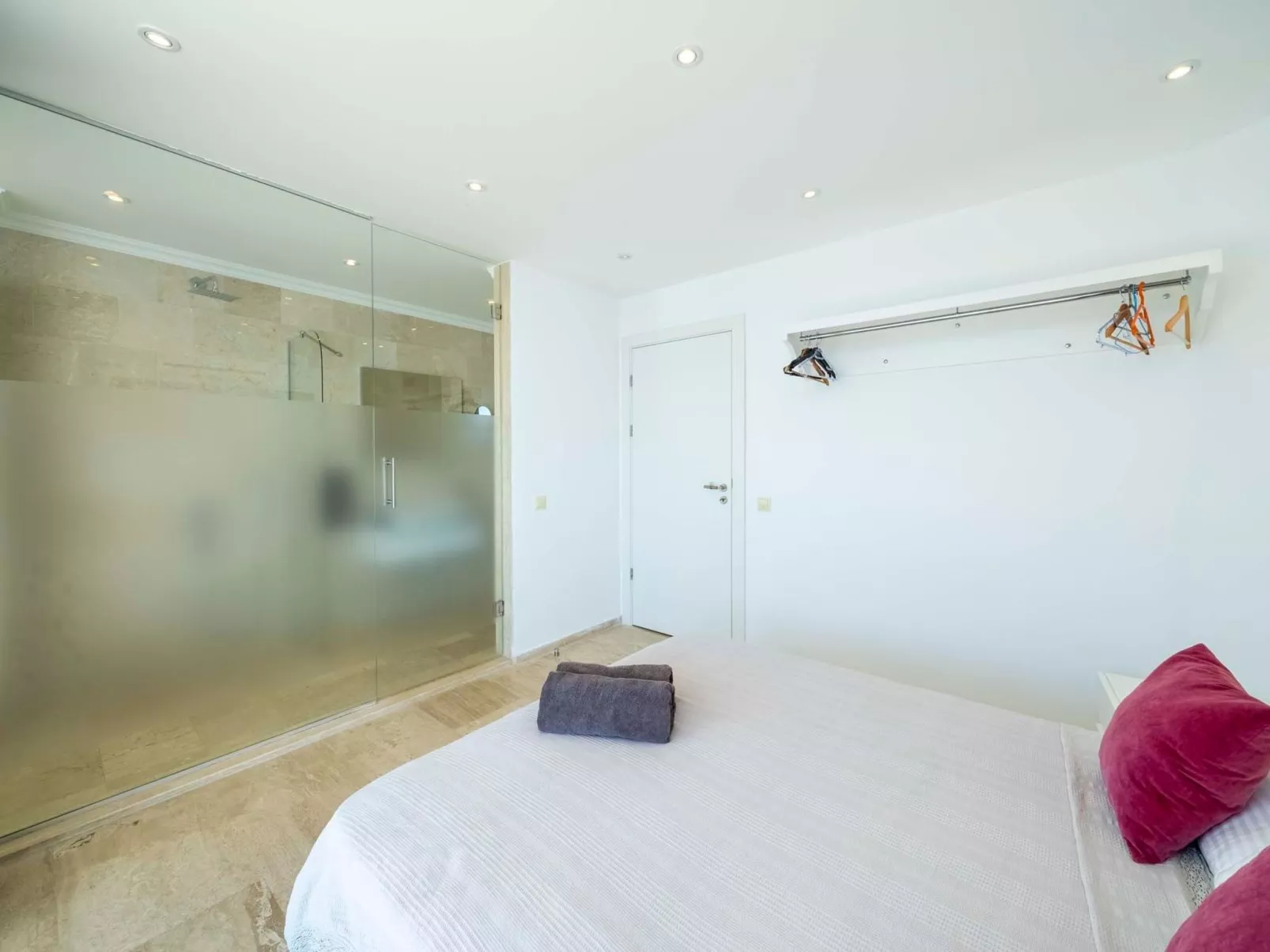 Große Villa direkt am Meer mit Infinitypool-Drinnen