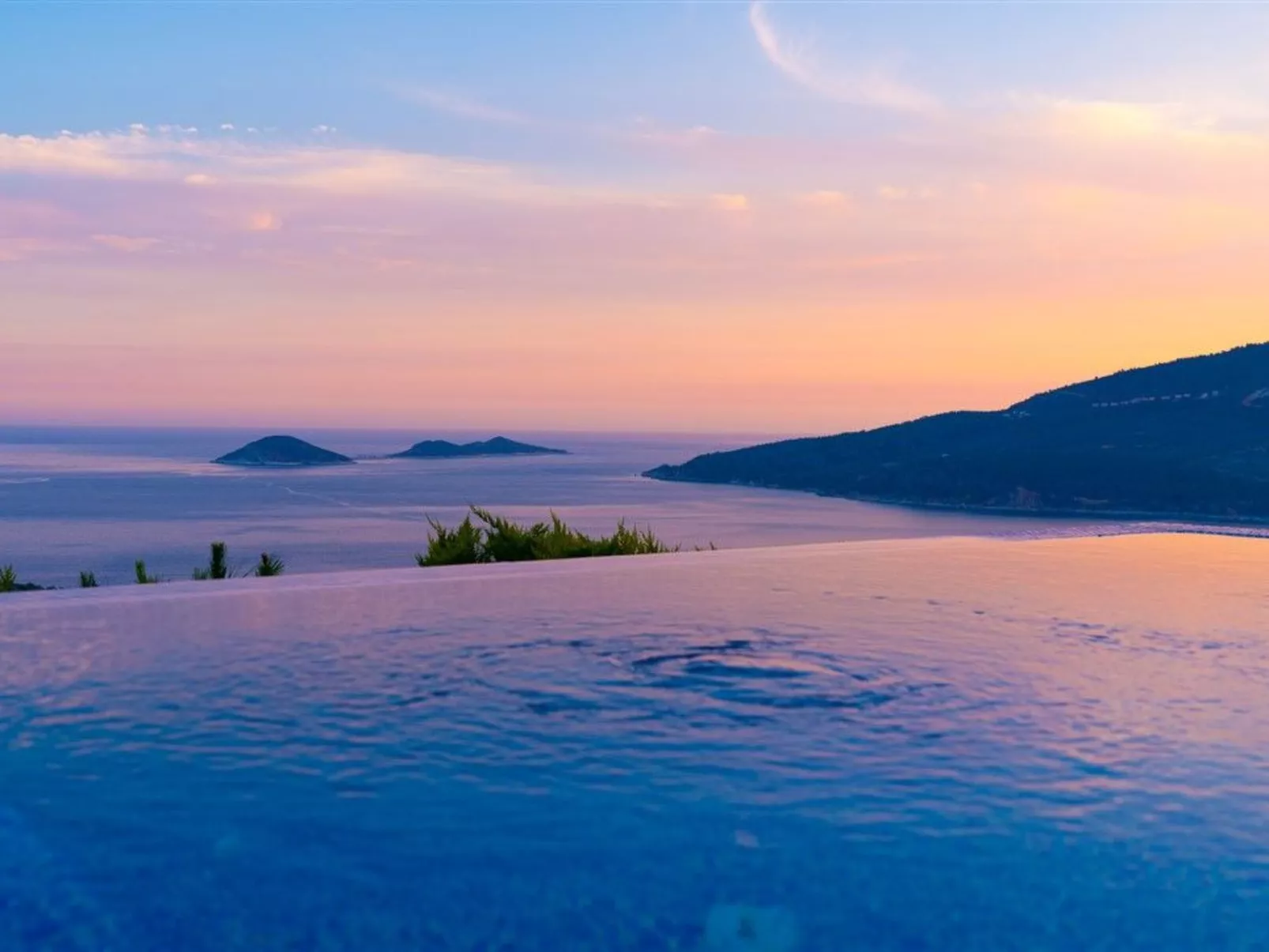 Villa Blueline mit Pool und Meerblick, im Zentrum-Outside