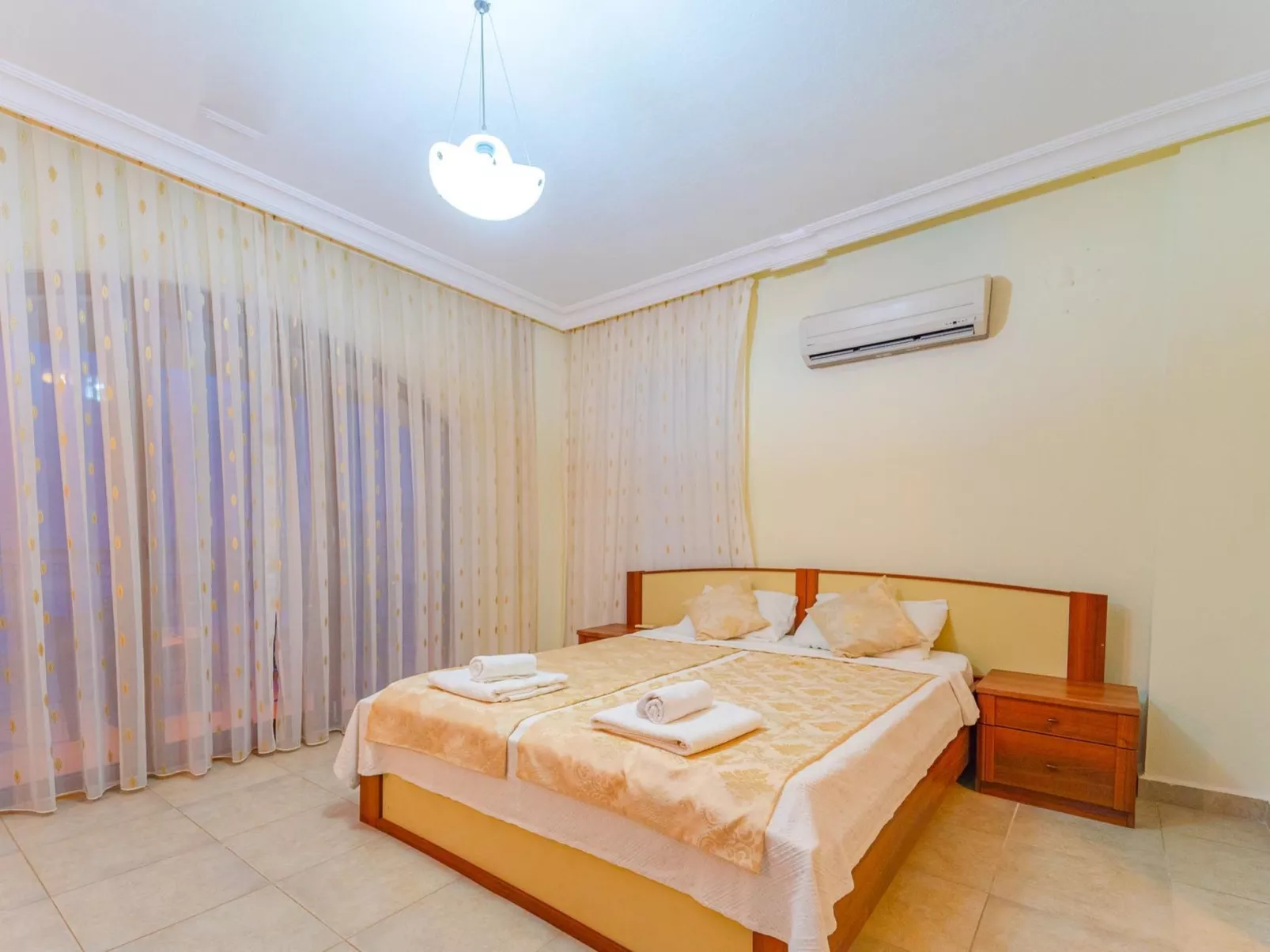 Villa aus Naturstein für 8 im Zentrum von Kalkan-Inside