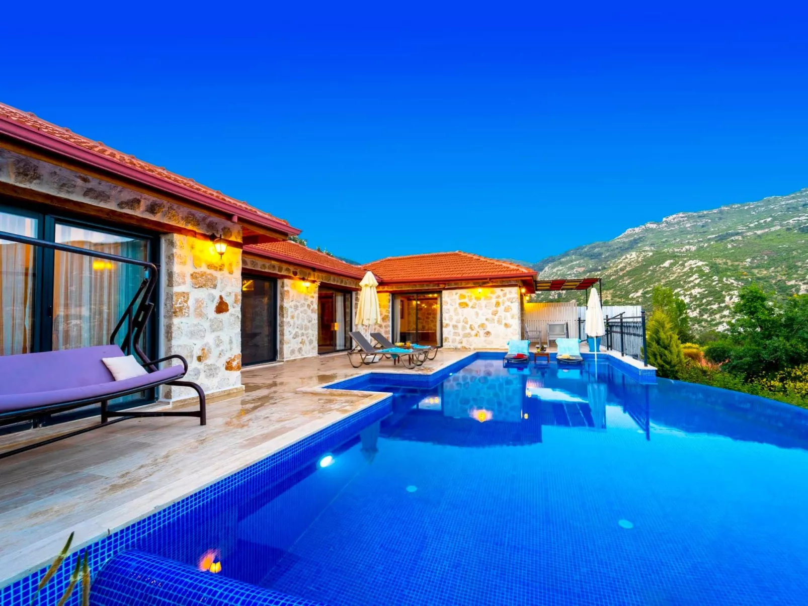 Rustikale Natursteinvilla mit Bergblick in Kalkan-Outside