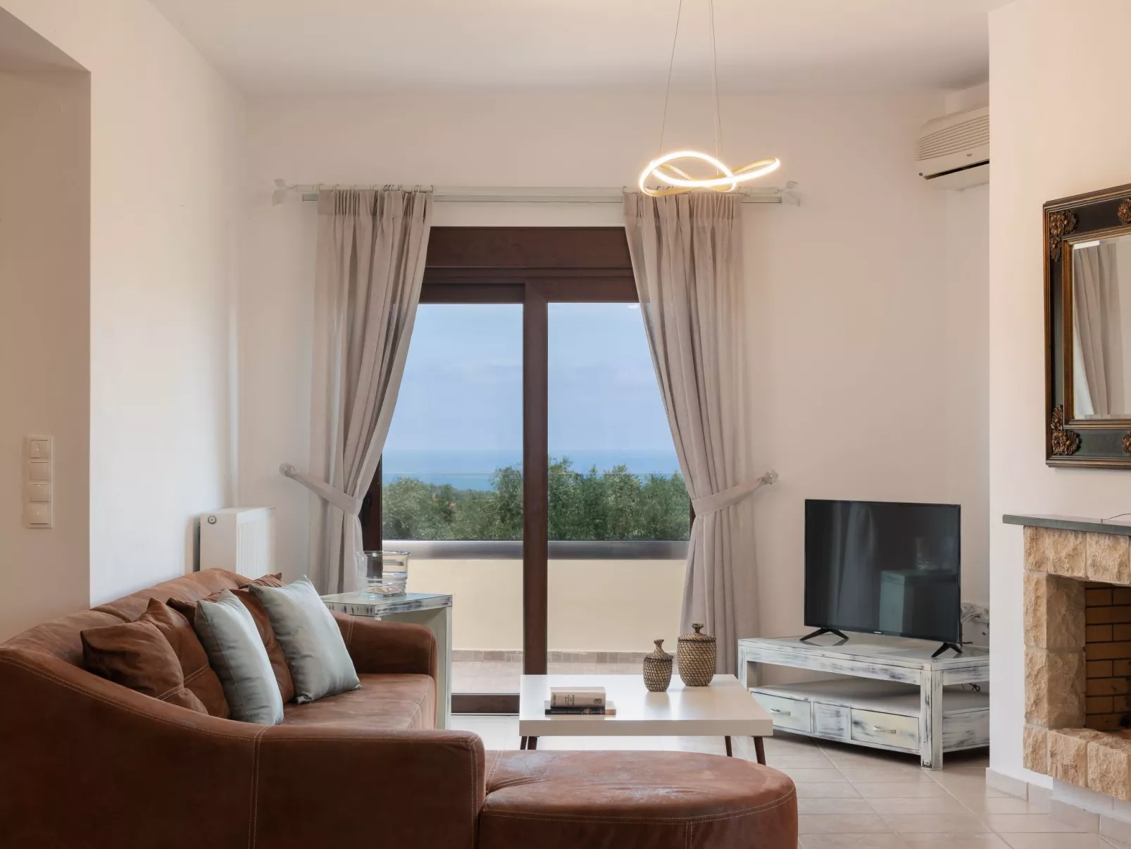 Ferienvilla "Rousa" mit Bergblick-Inside