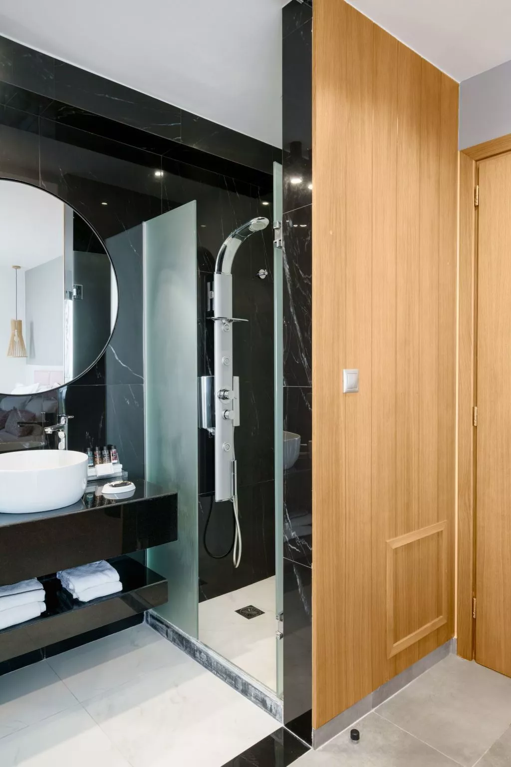 Lux-Villa mit Innen- und Außenpool, BBQ und Fitnessraum-Inside