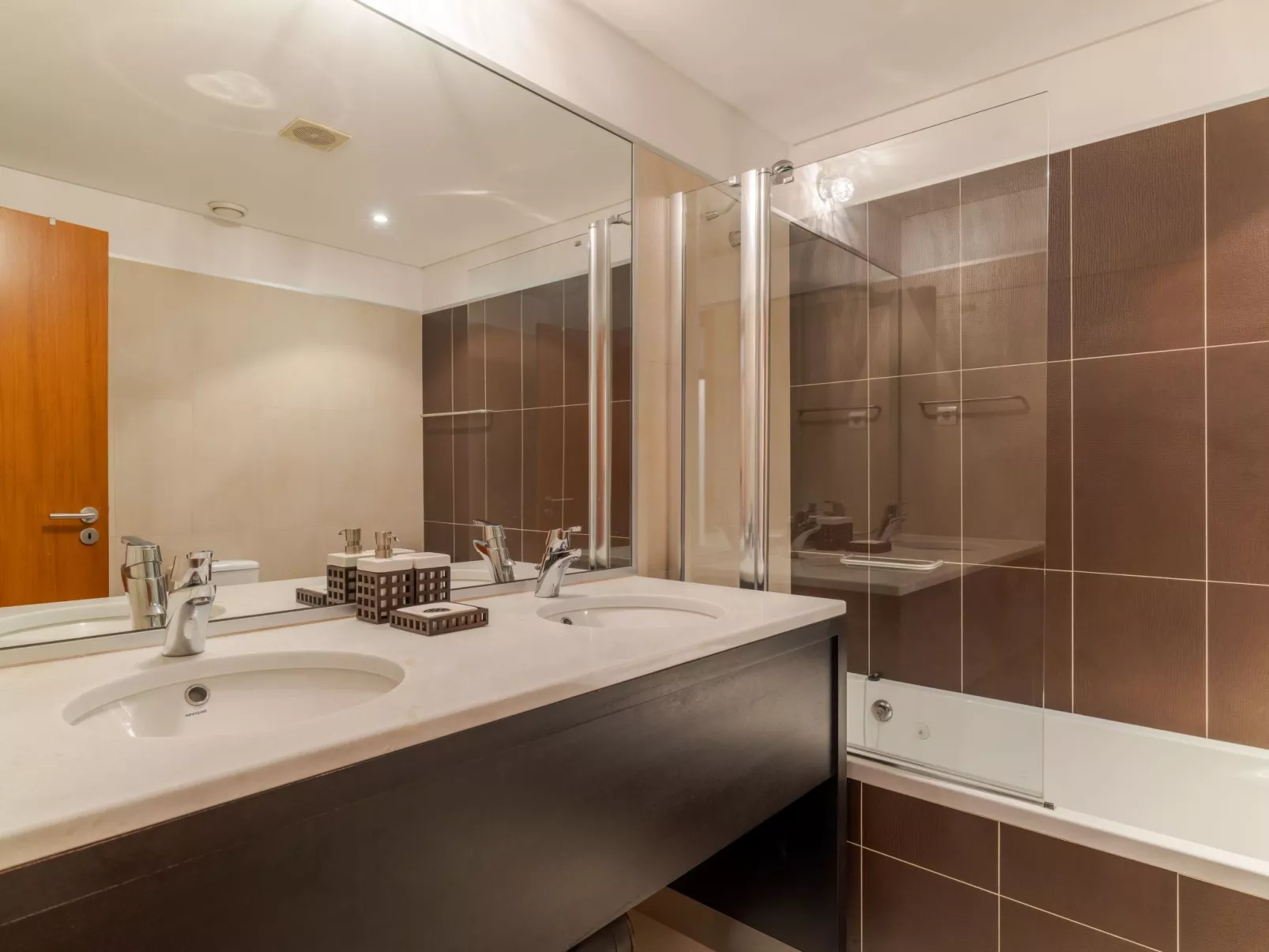 Mit gemeinschaftlichem Pool-Inside