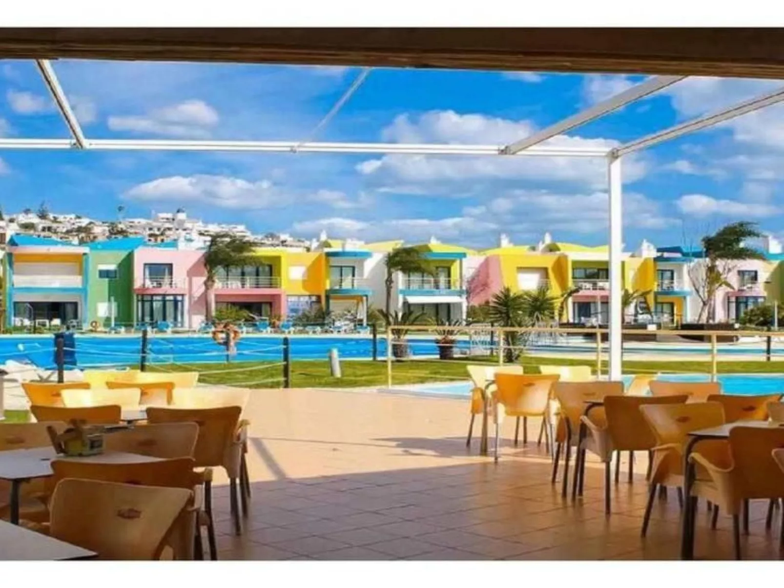 Zwei-Bett-Apartment mit großem Pool-Dehors