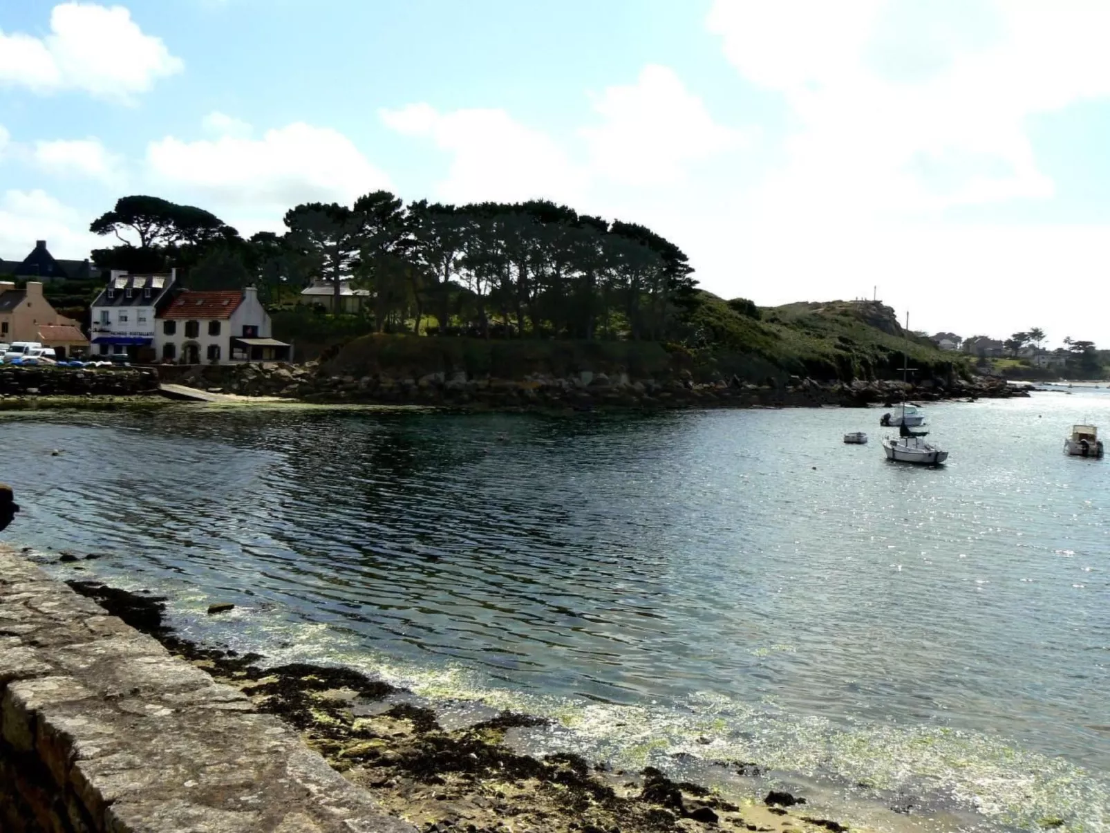 Küstennahes, bretonisches Ferienhaus mit Kamin-Outside