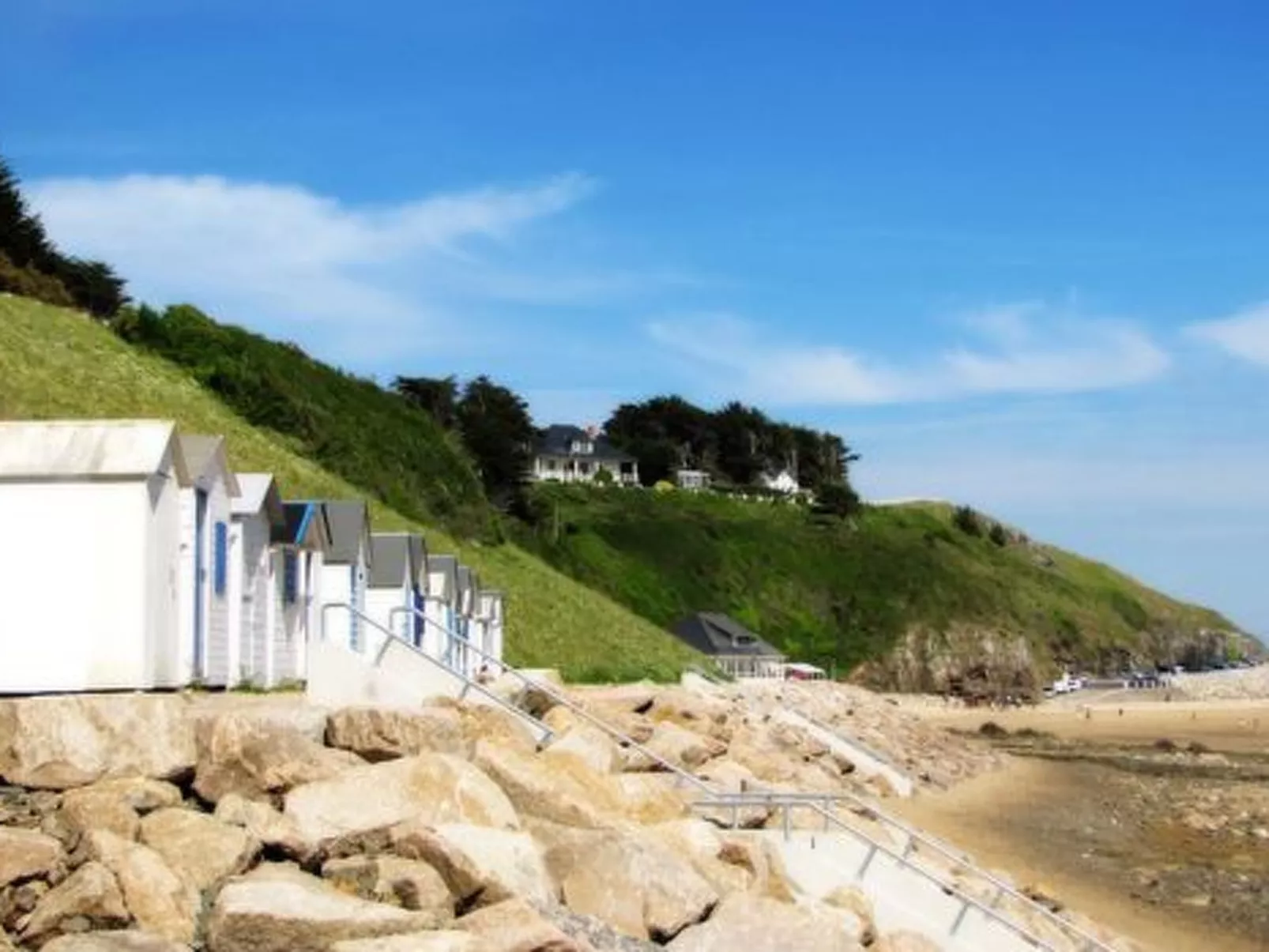 Charmantes Holzhaus in einer grünen Umgebung-Image-tags.info