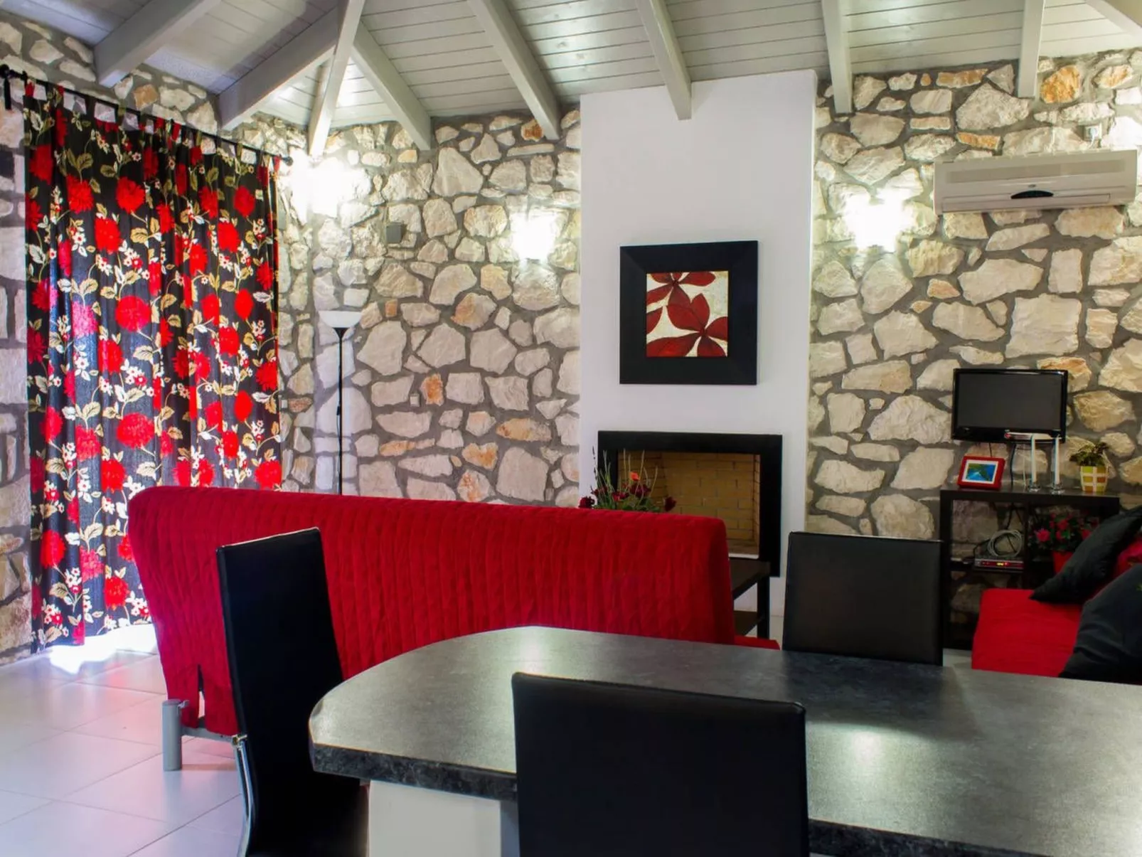 Villa mit zwei Schlafzimmern für 6 Personen. Parken, WiFi-Dedans