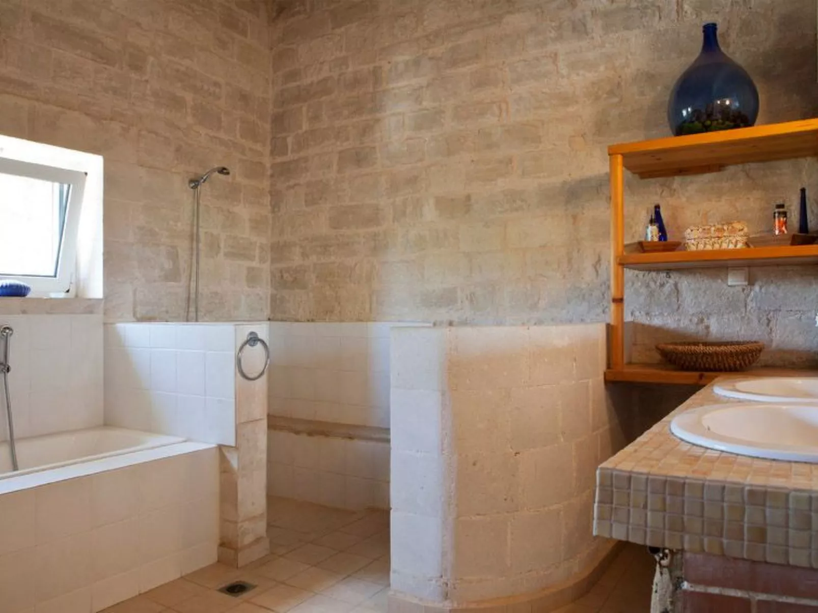 Villa aus Stein mit privatem Pool und BBQ-Bereich-Image-tags.info