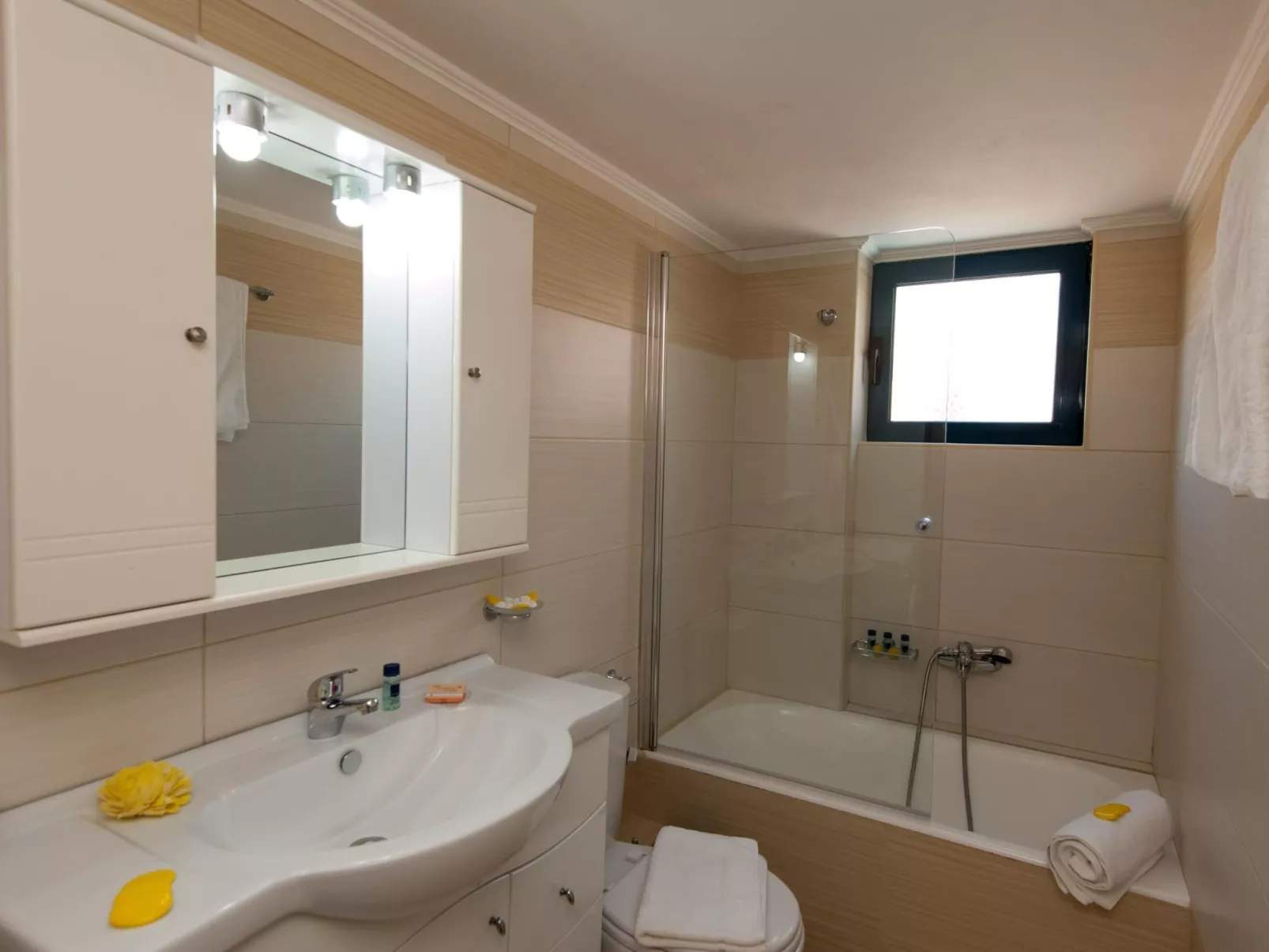 In Panormos mit kleinem Garten,Pool-Image-tags.info