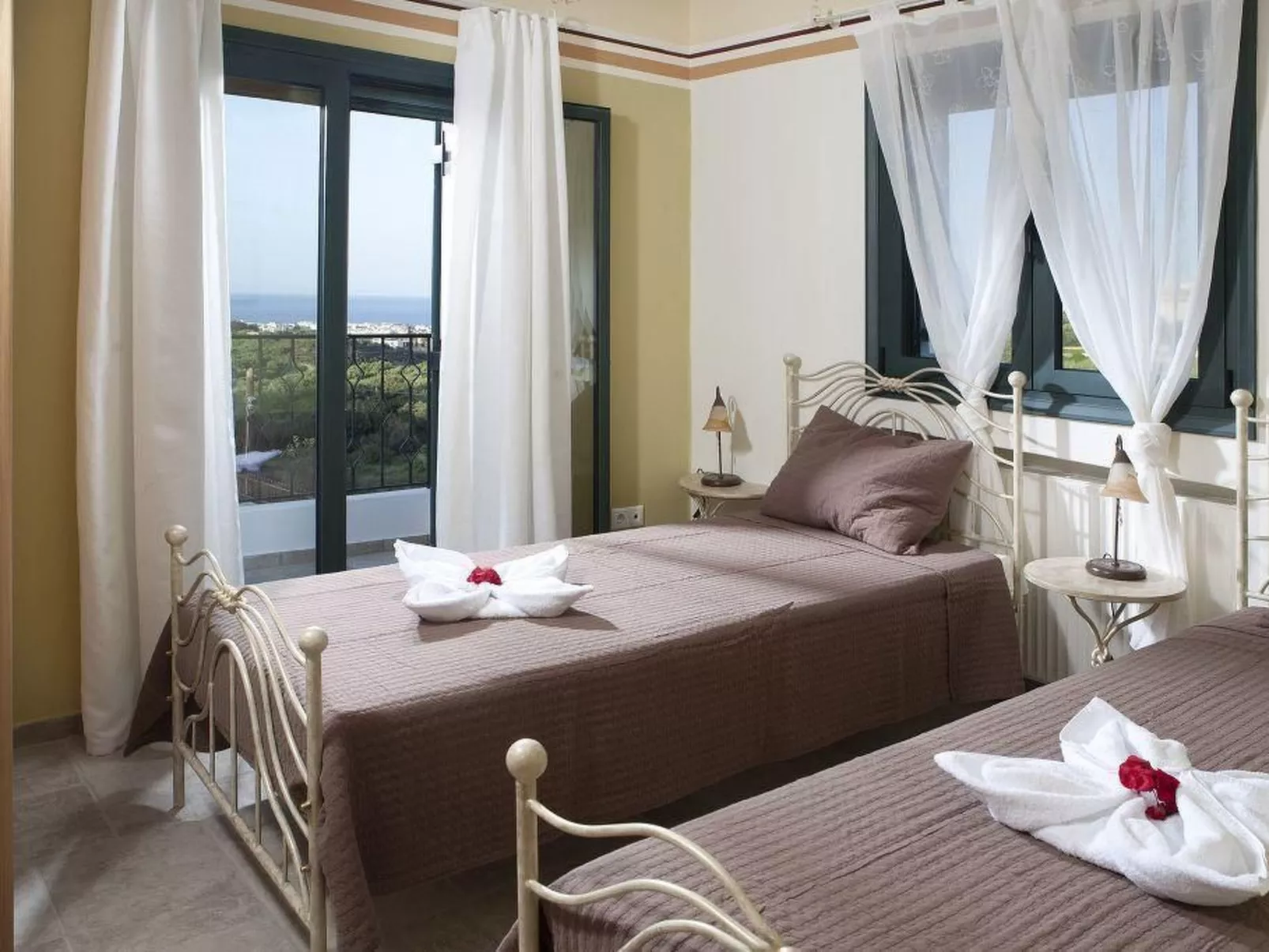 Pandora Piskopiano - Inside