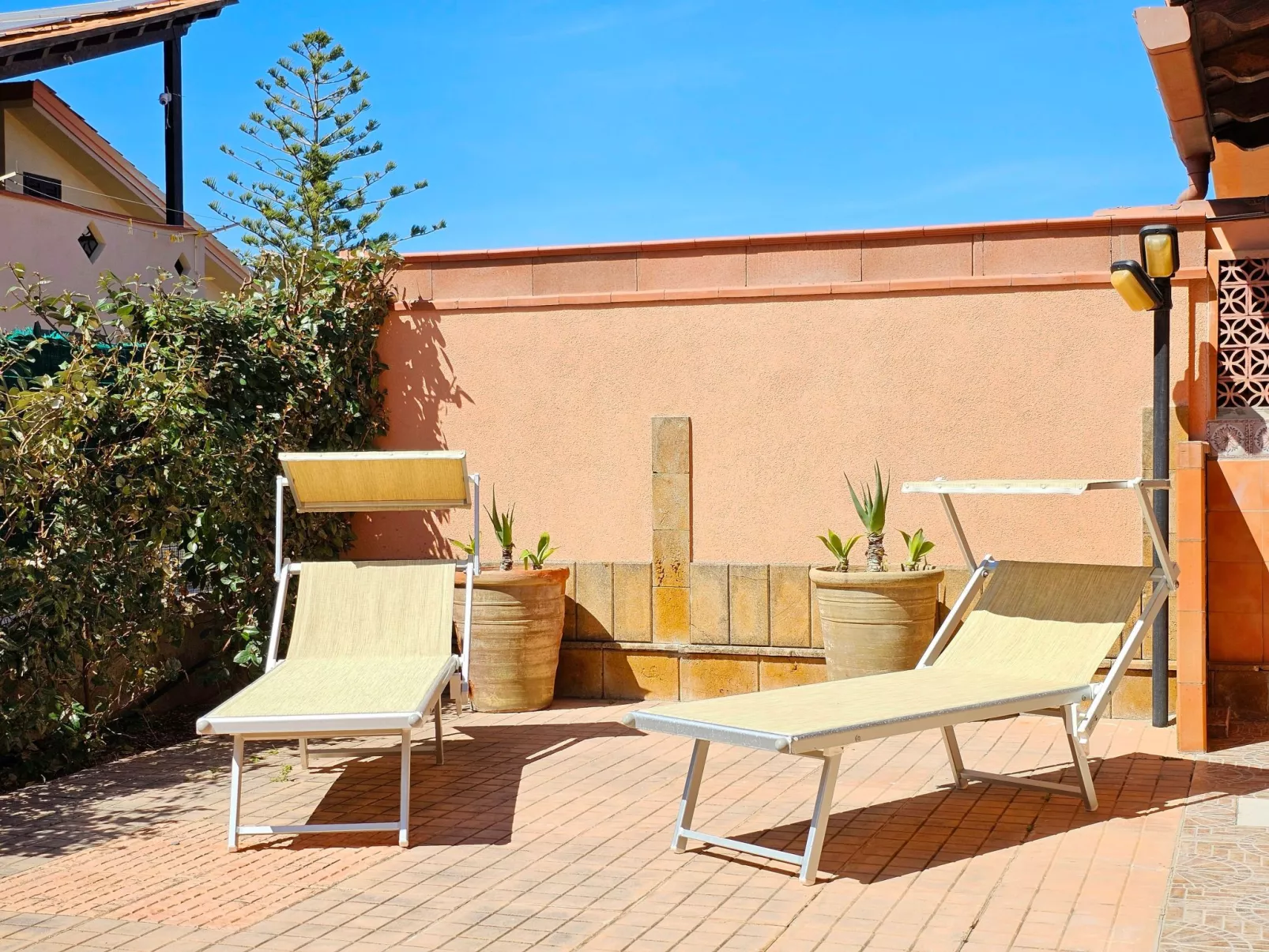 Helle mediterrane Villa mit Veranda und Garten-Image-tags.info