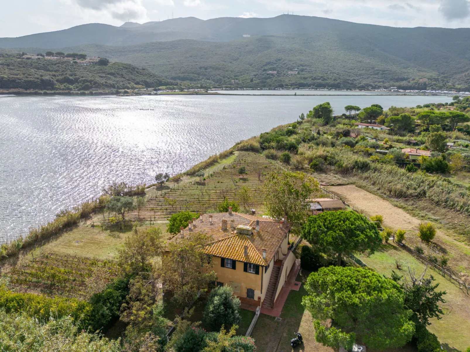 Rustikales Bauernhaus nur einen Steinwurf vom Meer entfernt-Outside