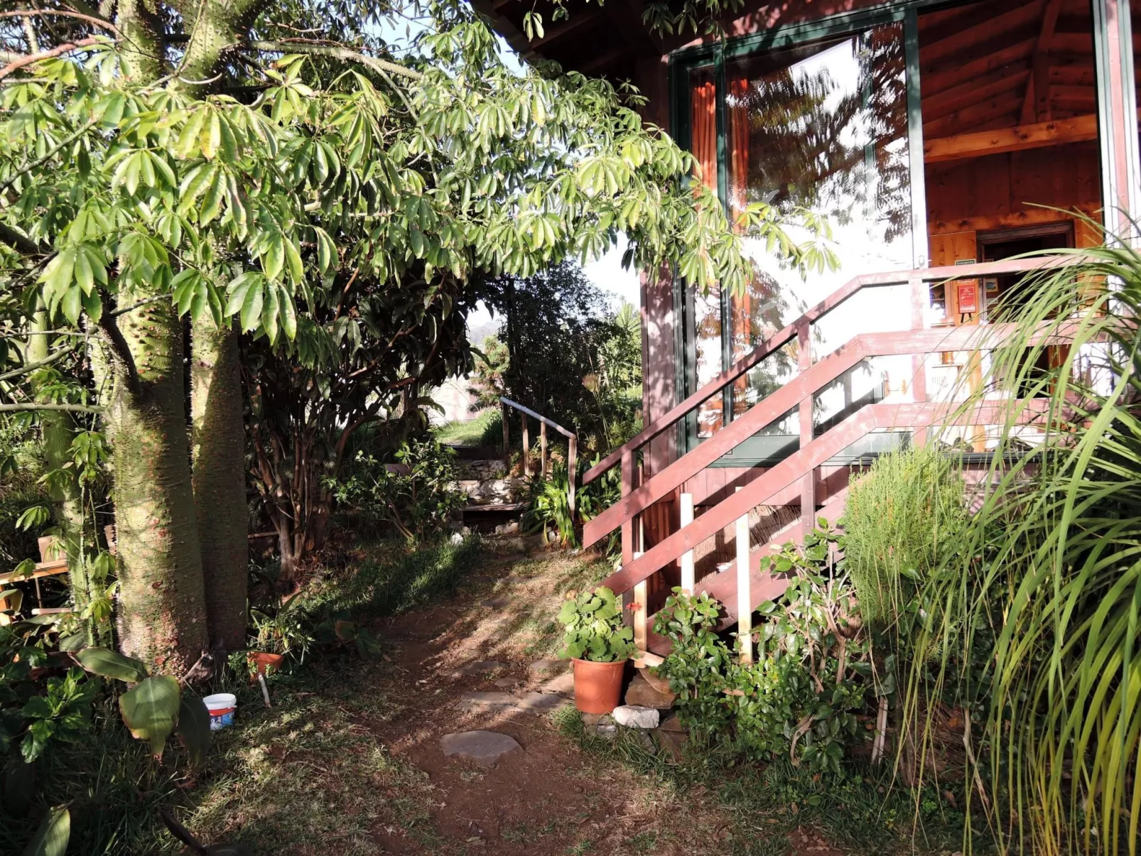 In Canhas mit Schönem Garten-Draußen