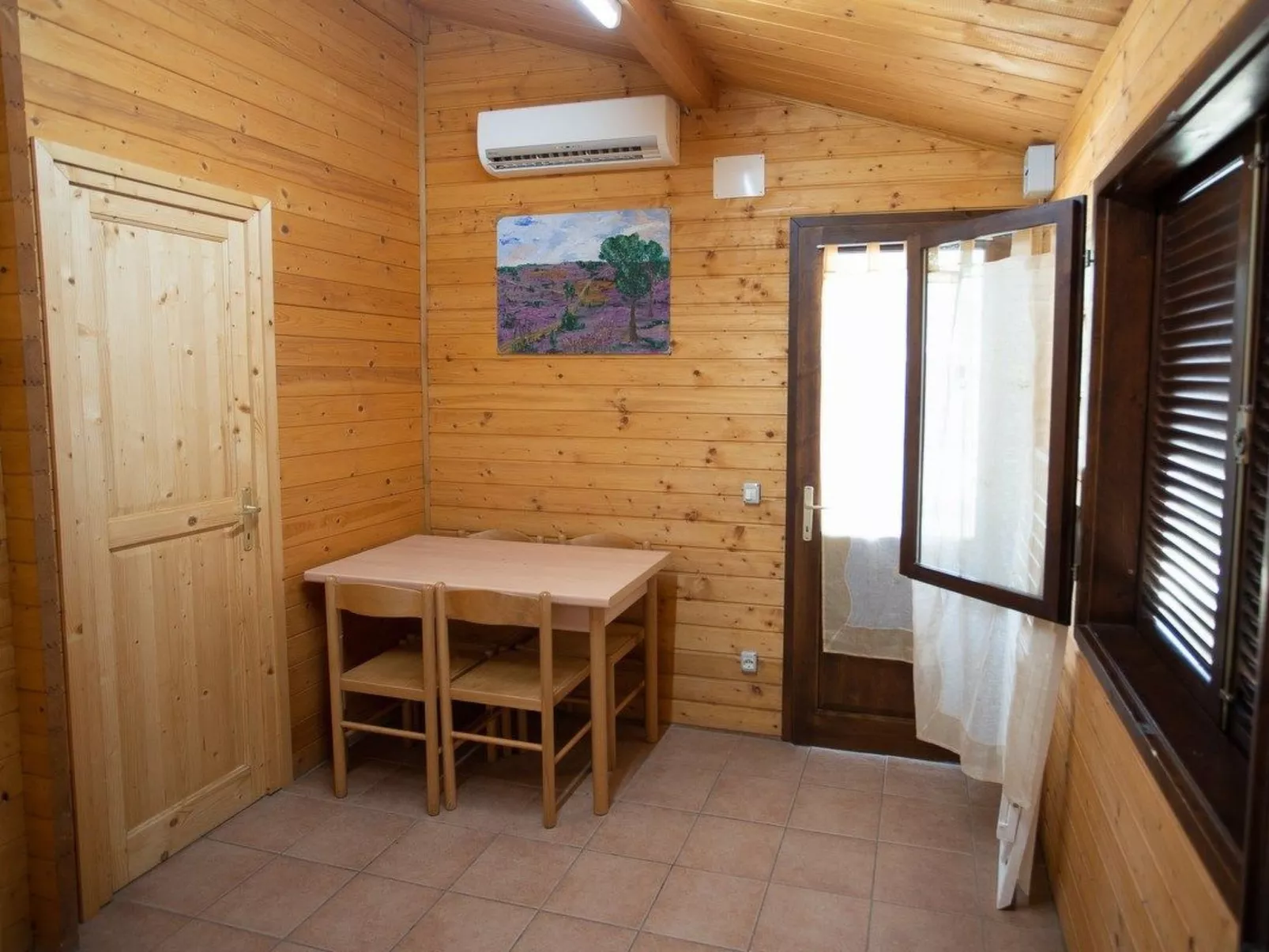 Bungalow aus Holz mit Veranda und nah am Strand.-Dedans