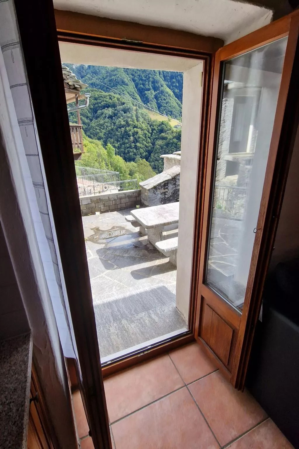 Chalet in den sonnigen Schweizer Südalpen-Draußen