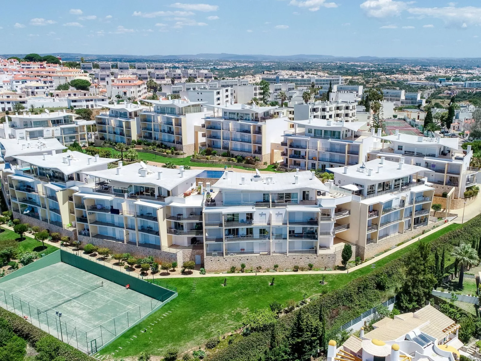 BnB Homes Wohnung mit Terrasse und Schwimmbad-Draußen