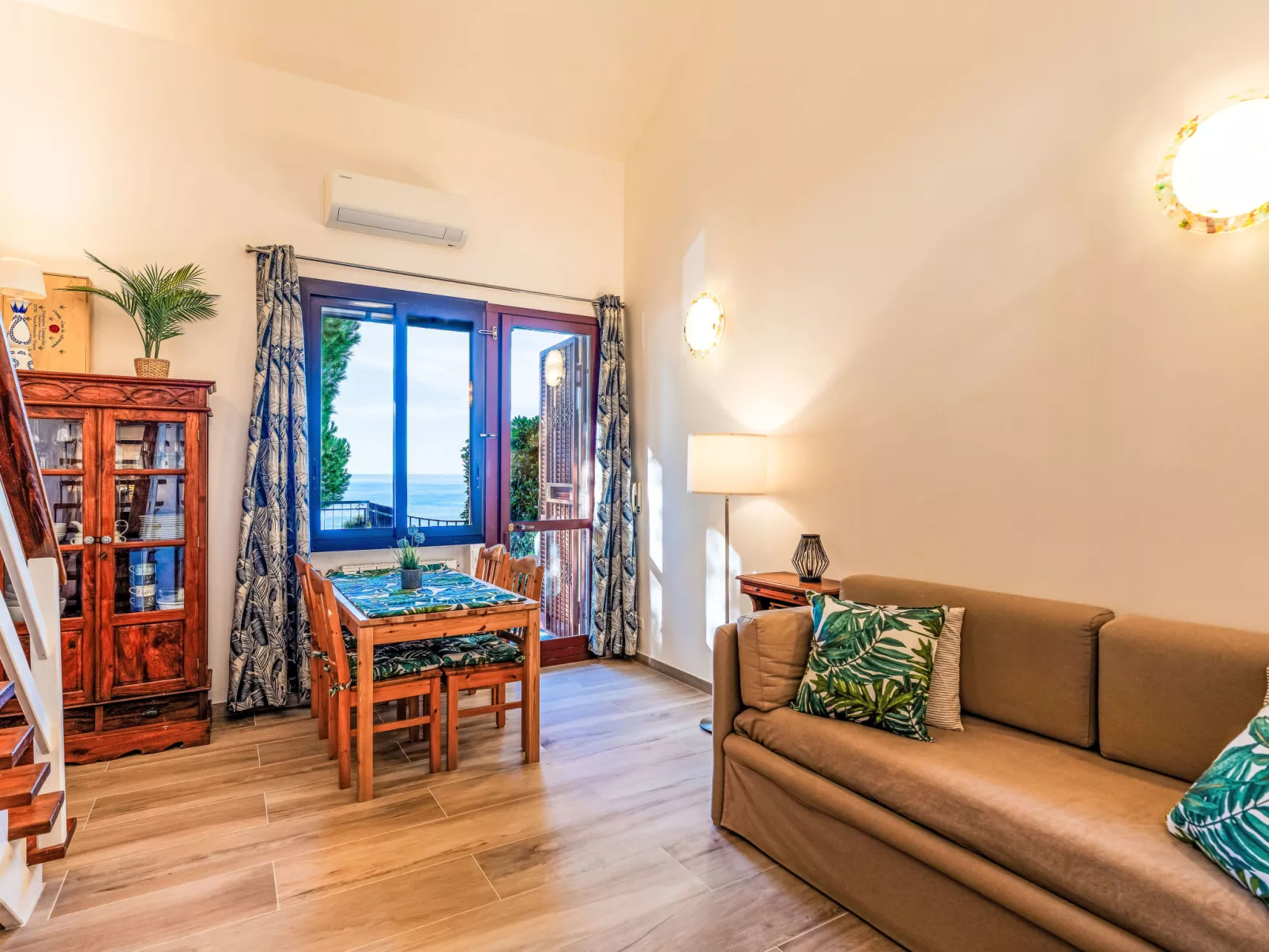 Beautiful Seaview-Inside