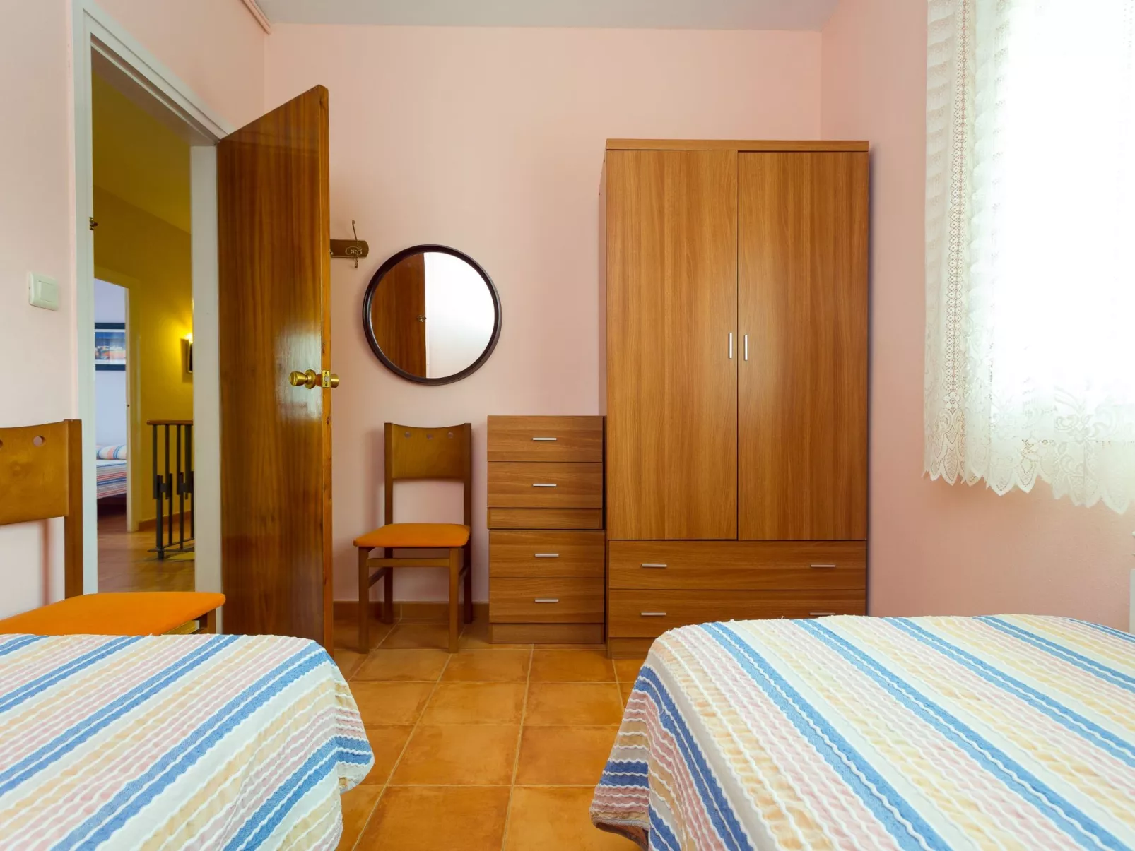 Großes Haus mit Schwimmbad und Barbecue-Drinnen