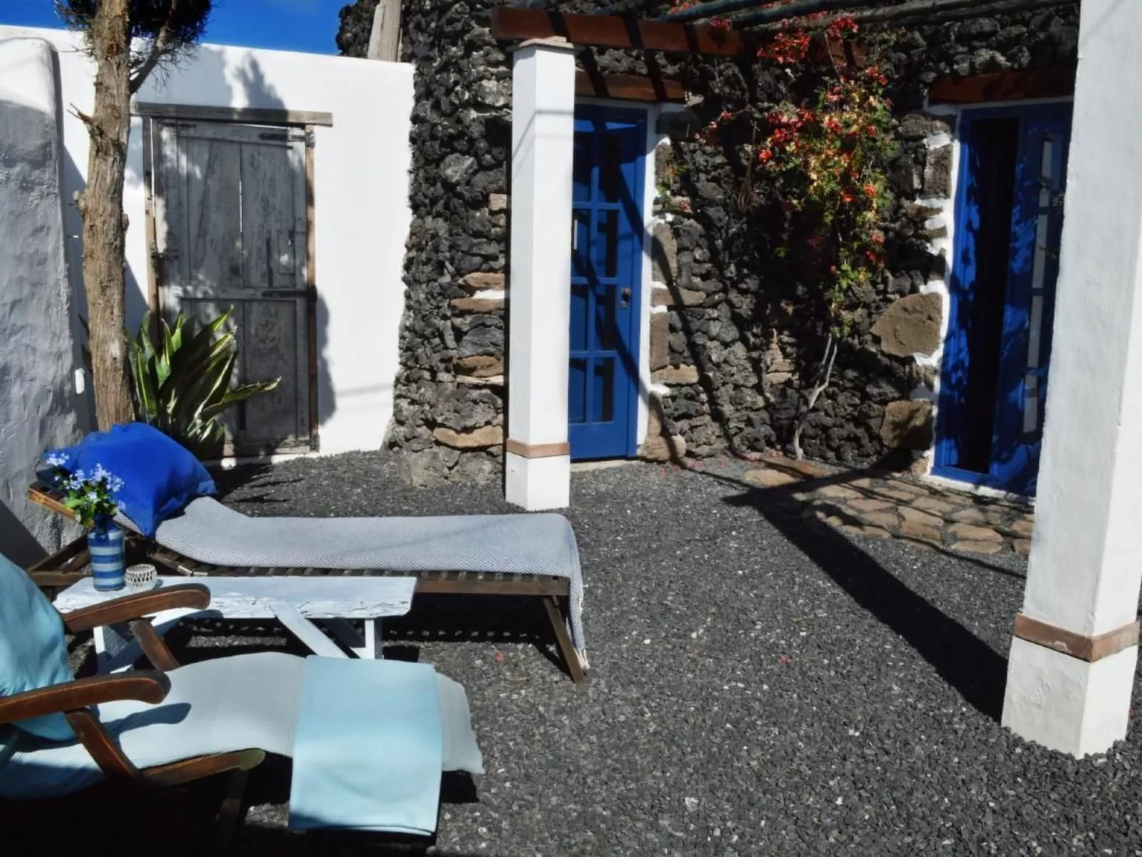 Lavastein-Bauernhaus Yazmina mit schönem Garten-Outside