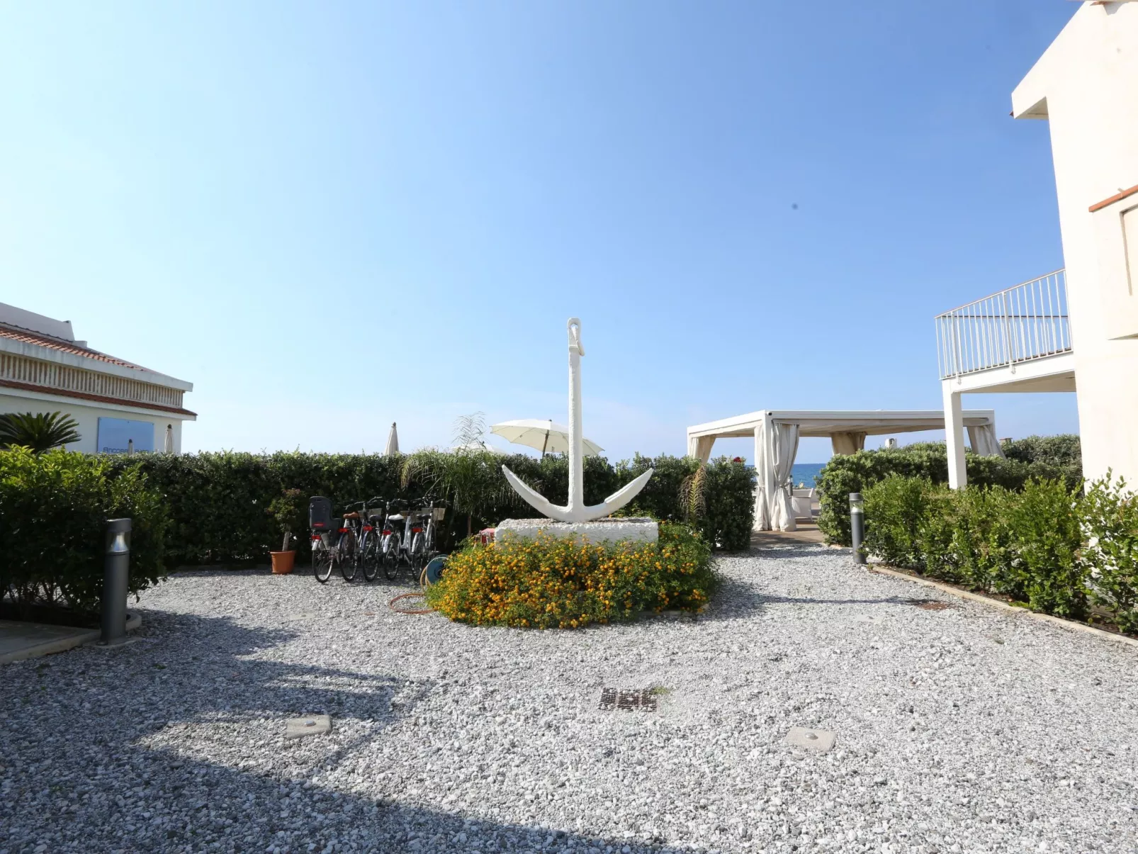 Wohnung mit Grill, Terrasse und Pool-Outside