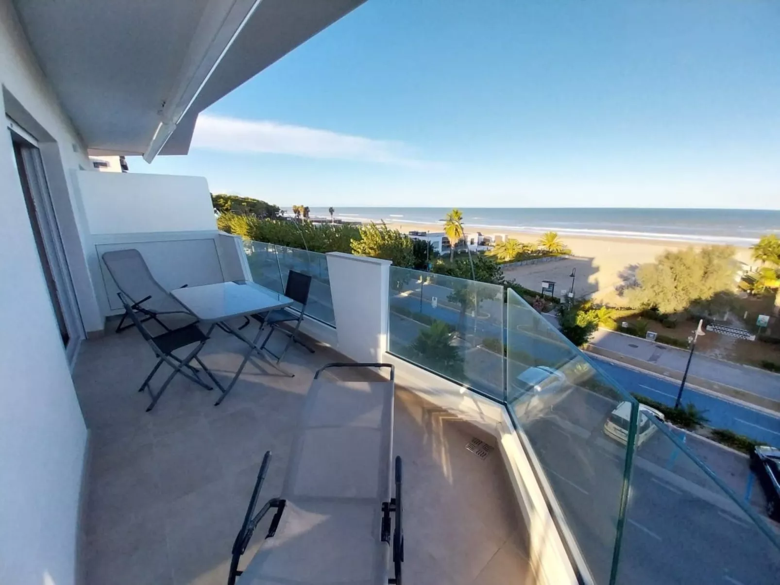 Helle und neue Ferienwohnung direkt am Strand-Draußen