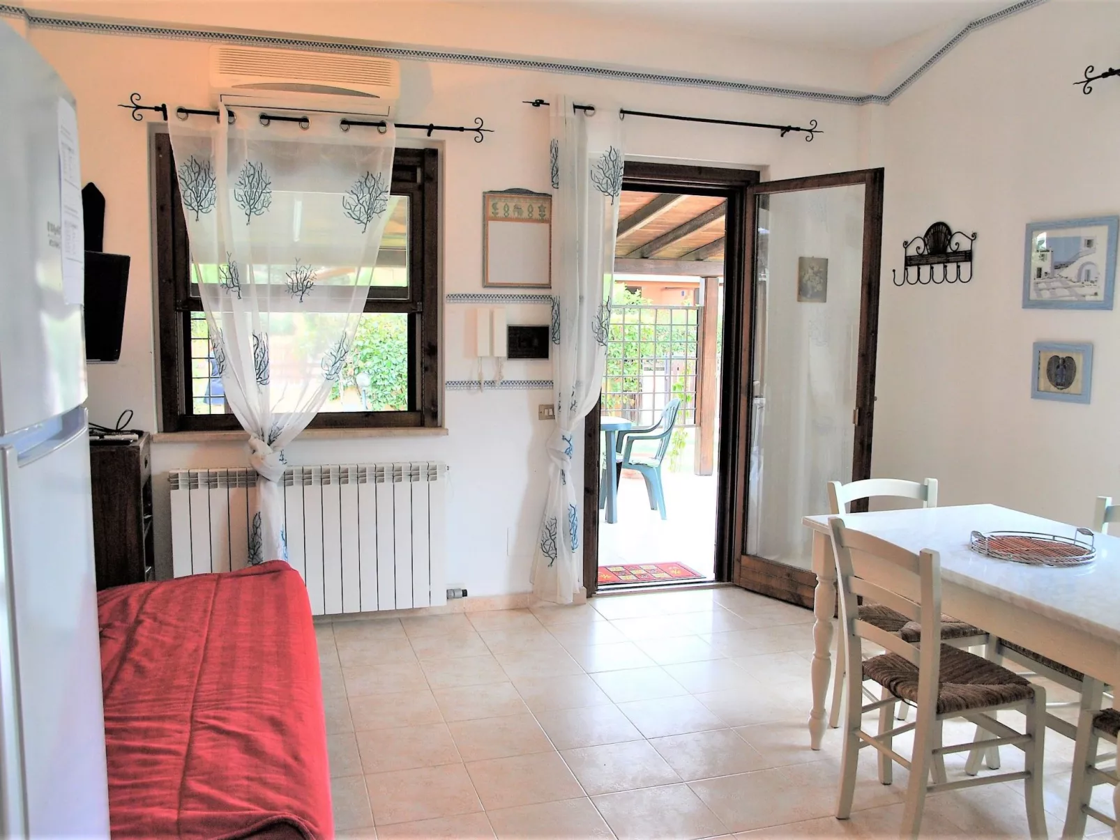 Charmantes Haus in Fondi mit überdachter Veranda-Inside