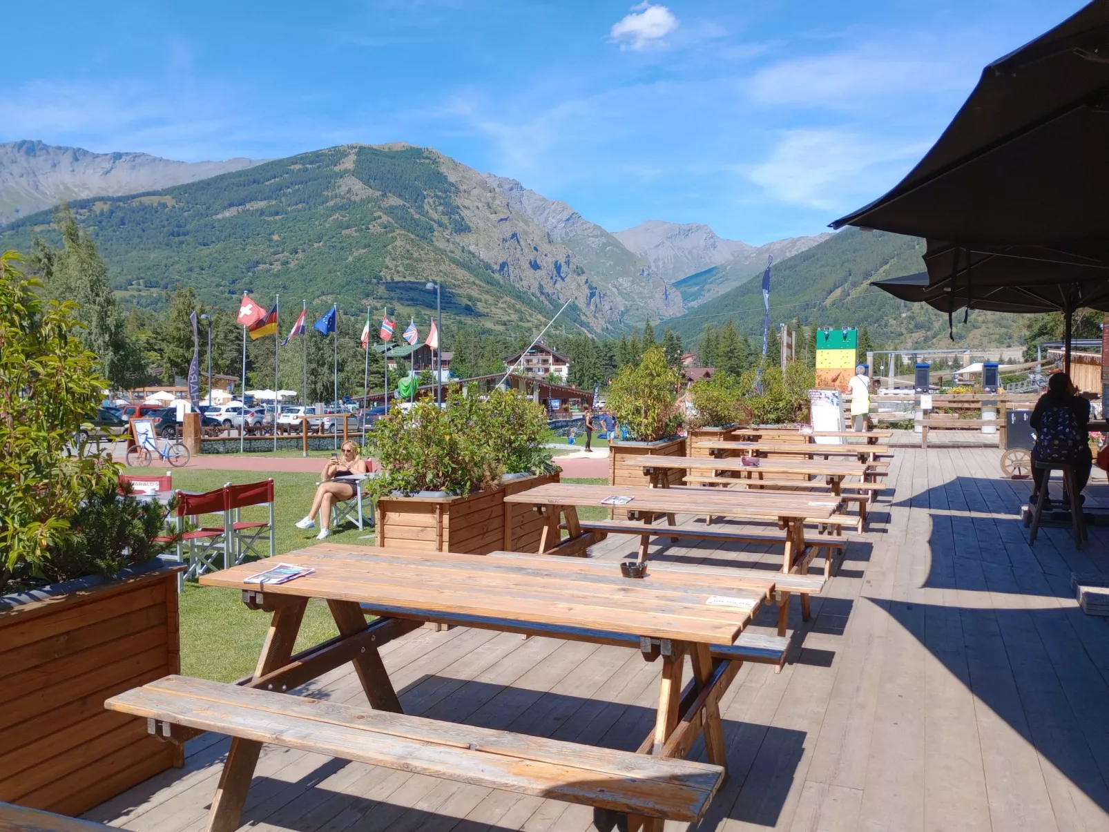 Mit Bergblick-Dehors