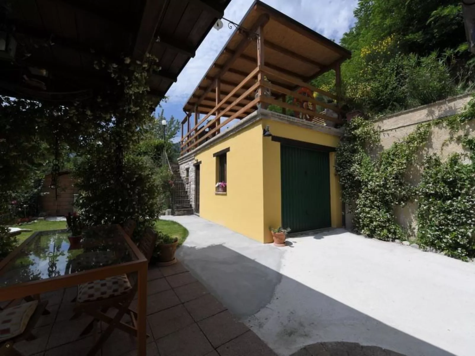 Schönes Ferienhaus in Sarnano mit privatem Pool-Outside