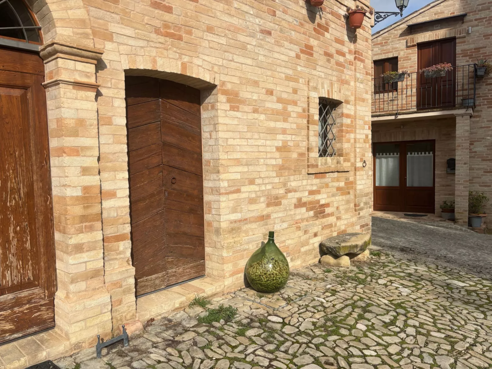 Rote Wohnung Bauernhaus-Draußen