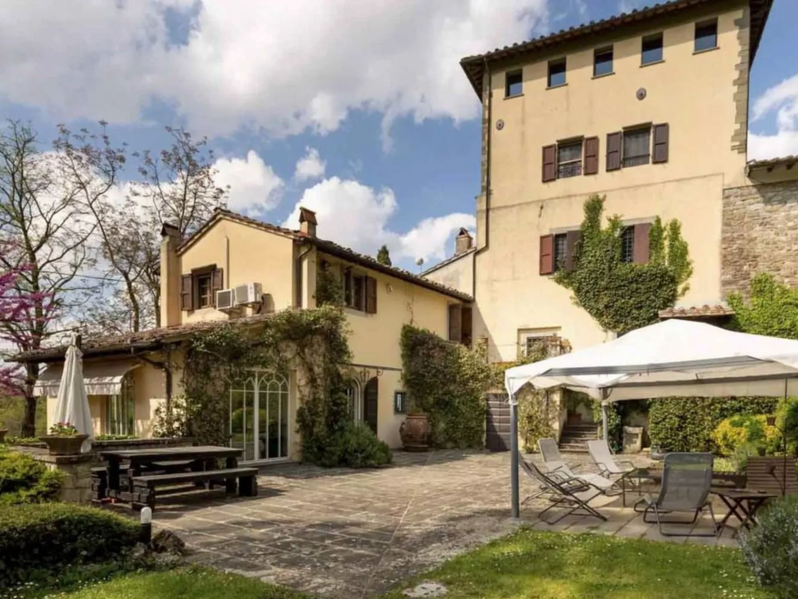 Wunderschöne Villa mit atemberaubender Aussicht und privatem Pool-Outside