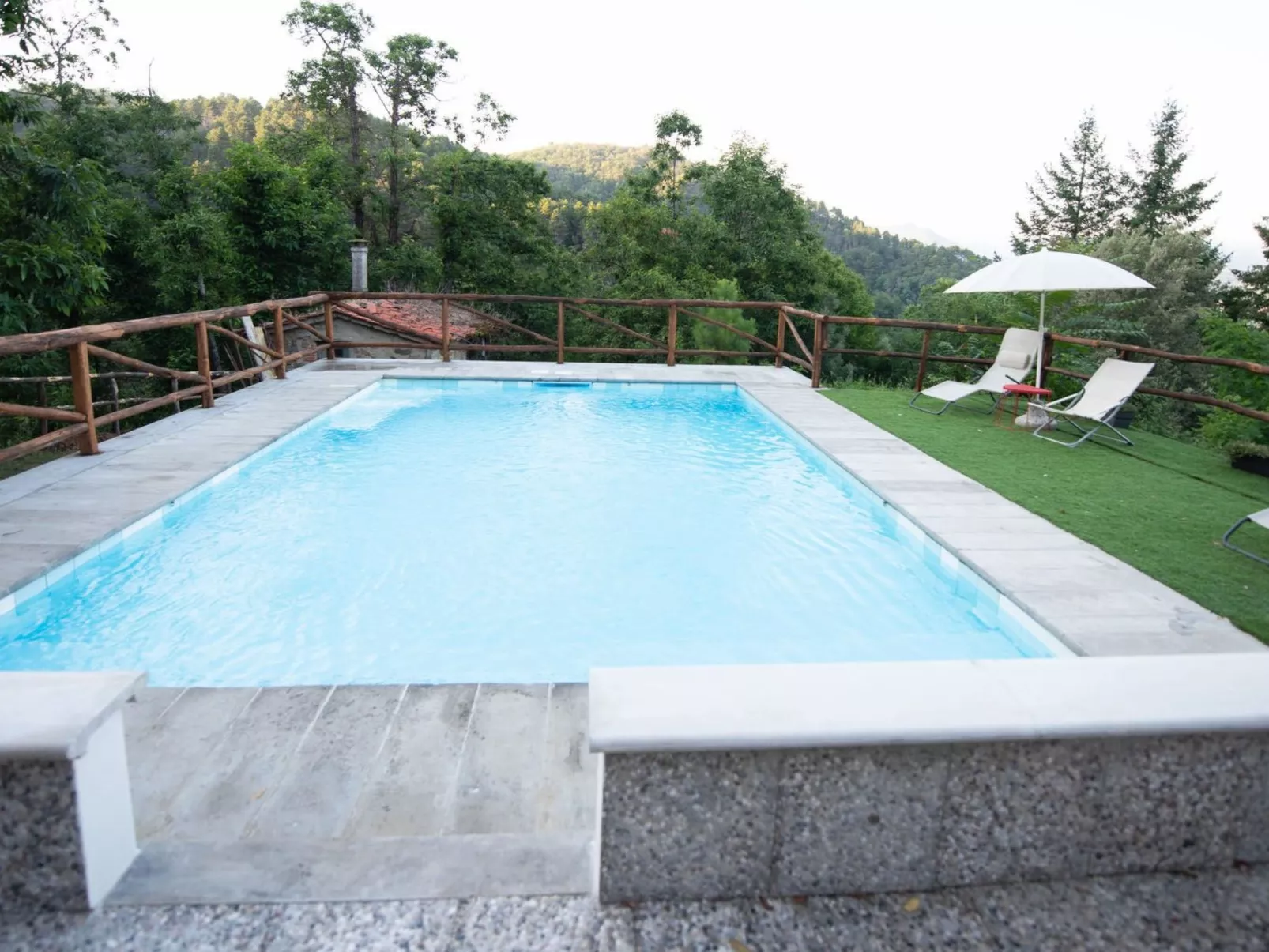 Haus inmitten der Natur mit Schwimmbad-Draußen