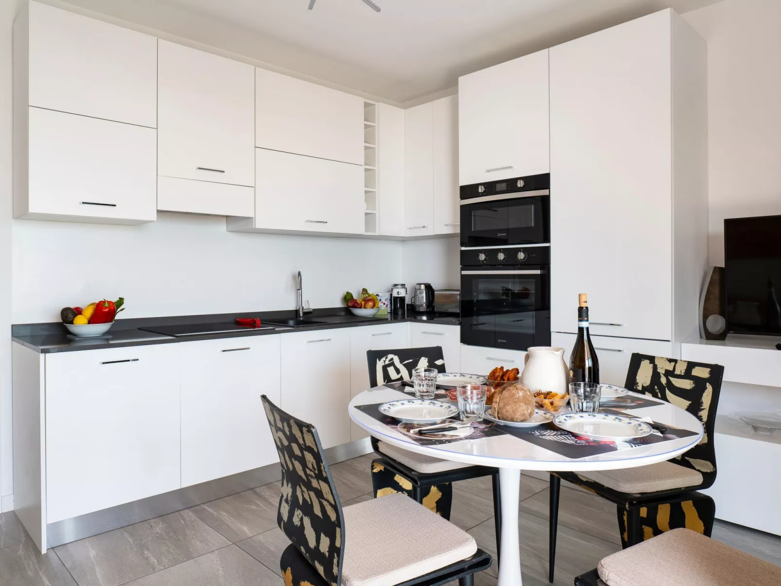 Lights on the Lake Zweizimmerwohnung mit Terrasse und Pool-Inside