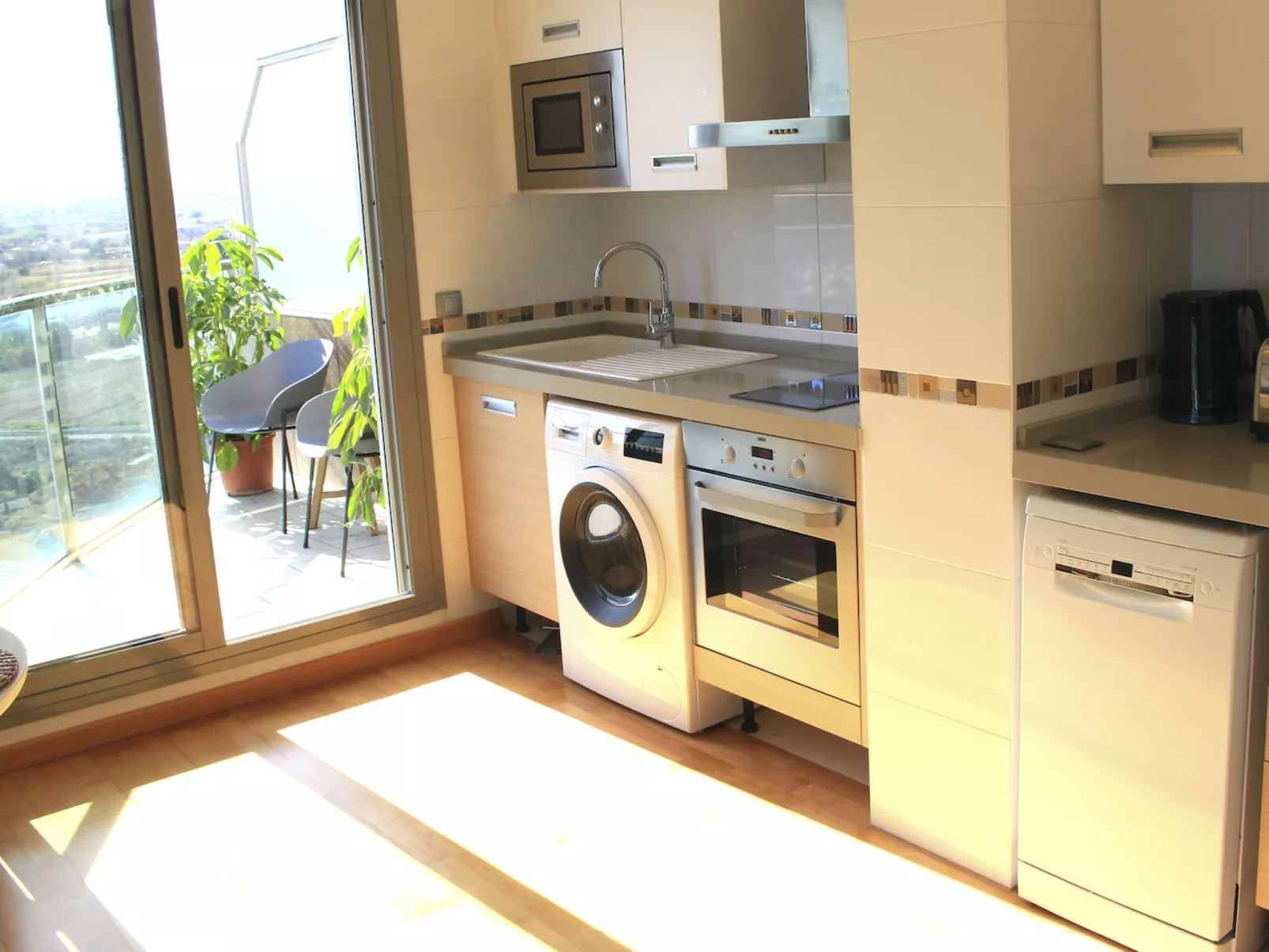 Luxuriöse Wohnung mit 1 Schlafzimmer, Balkon und Pool-Dedans