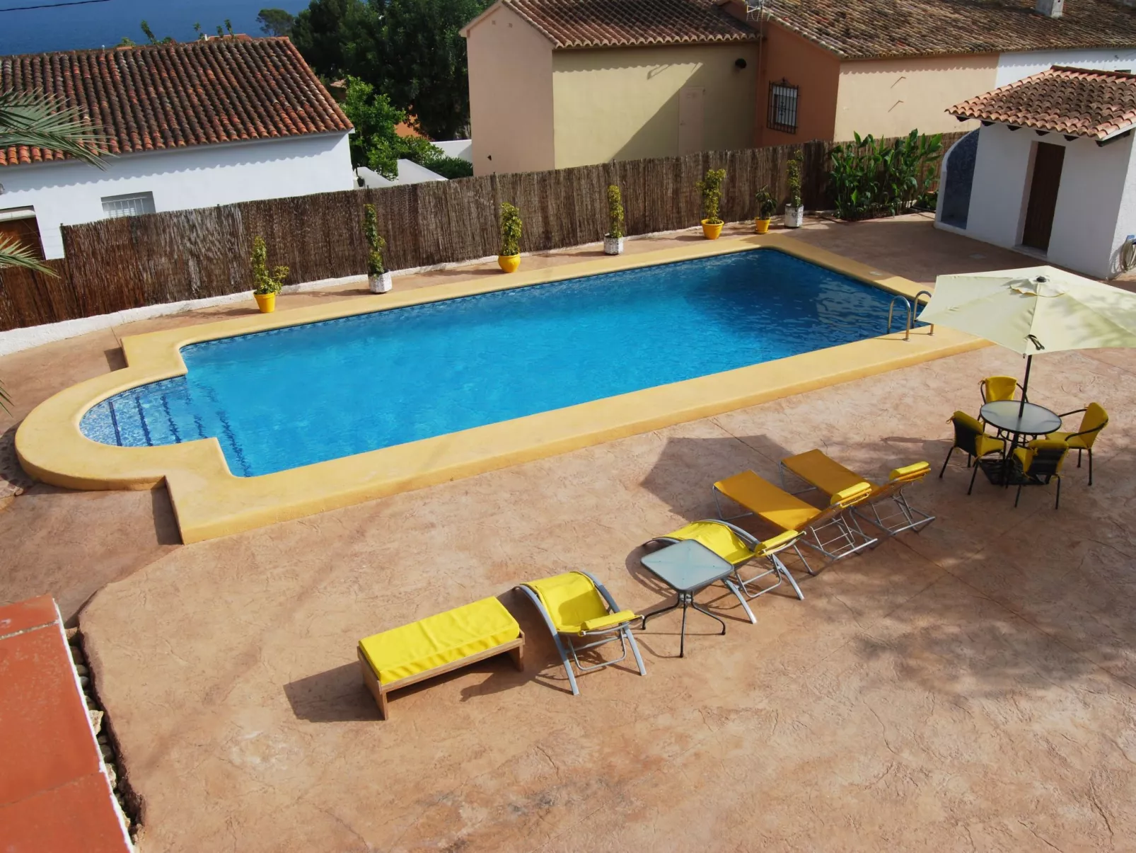 Ferienvilla, Seeblick, privater Pool und Parkplatz-Dehors