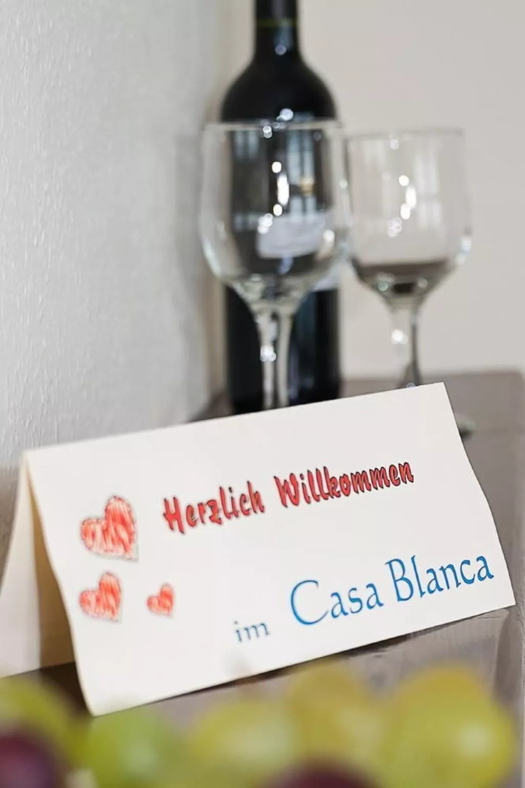 Mit Blick auf das Wasser-Dedans