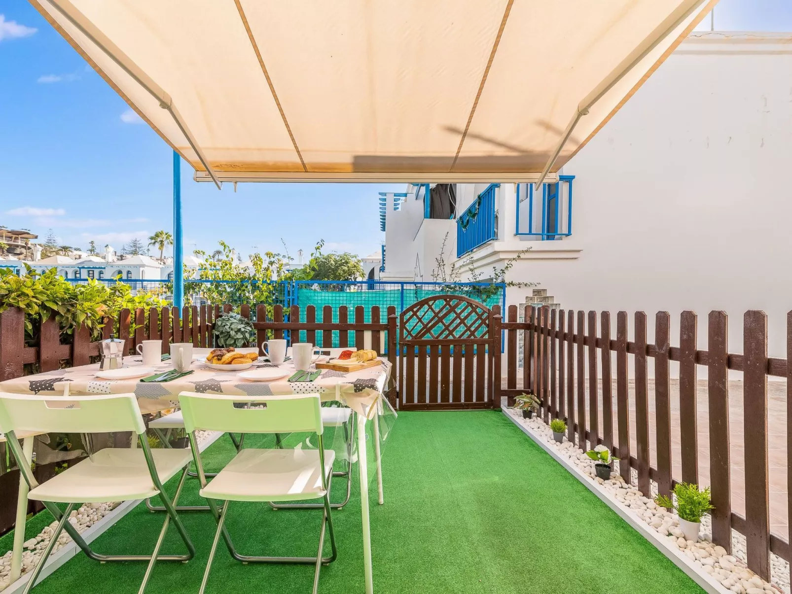 Mit eigenem Garten und Terrasse-Outside