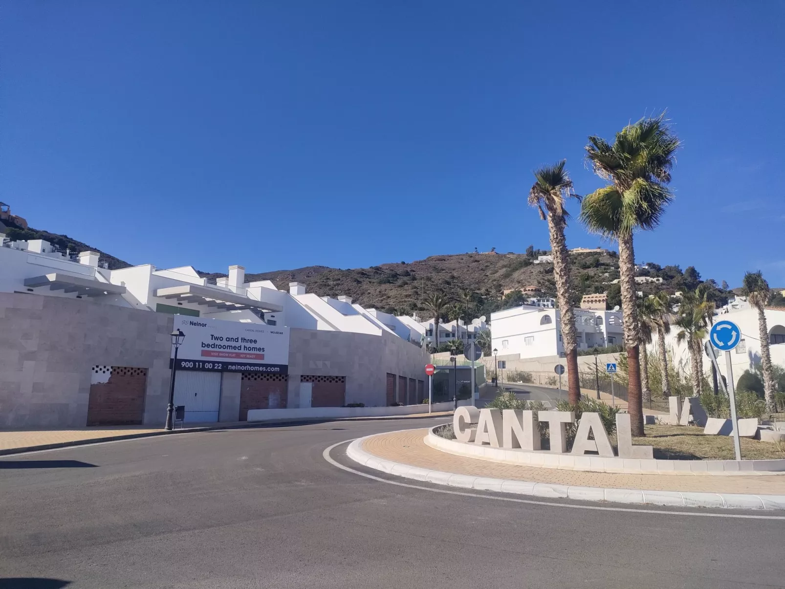 "La Invincible Moja" (Die unbesiegbare Moja)-Outside