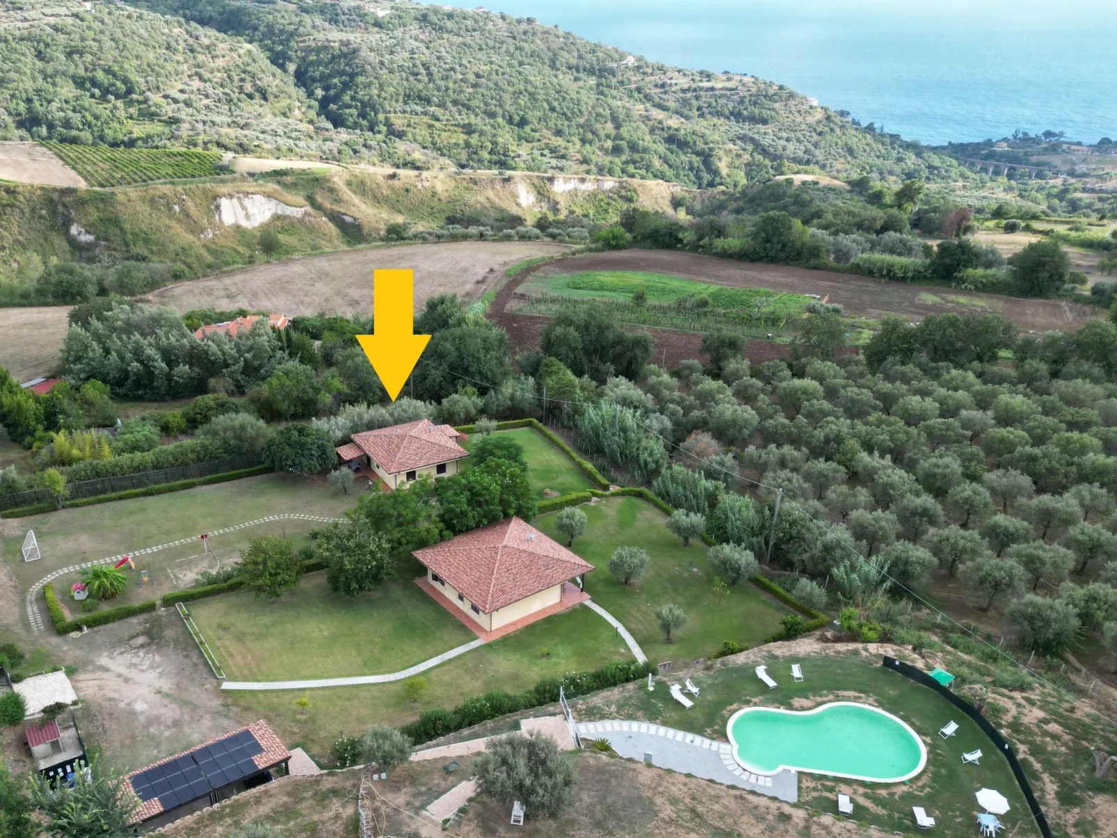 Villa im Grünen mit Schwimmbad, in der Nähe des Meeres-Draußen