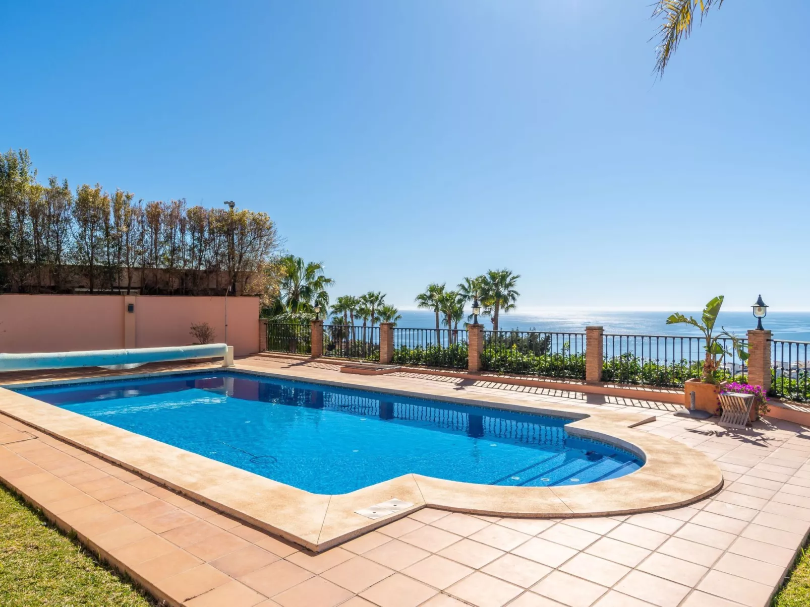 Luxuriöse Villa mit beheiztem Pool und Whirlpool-Outside