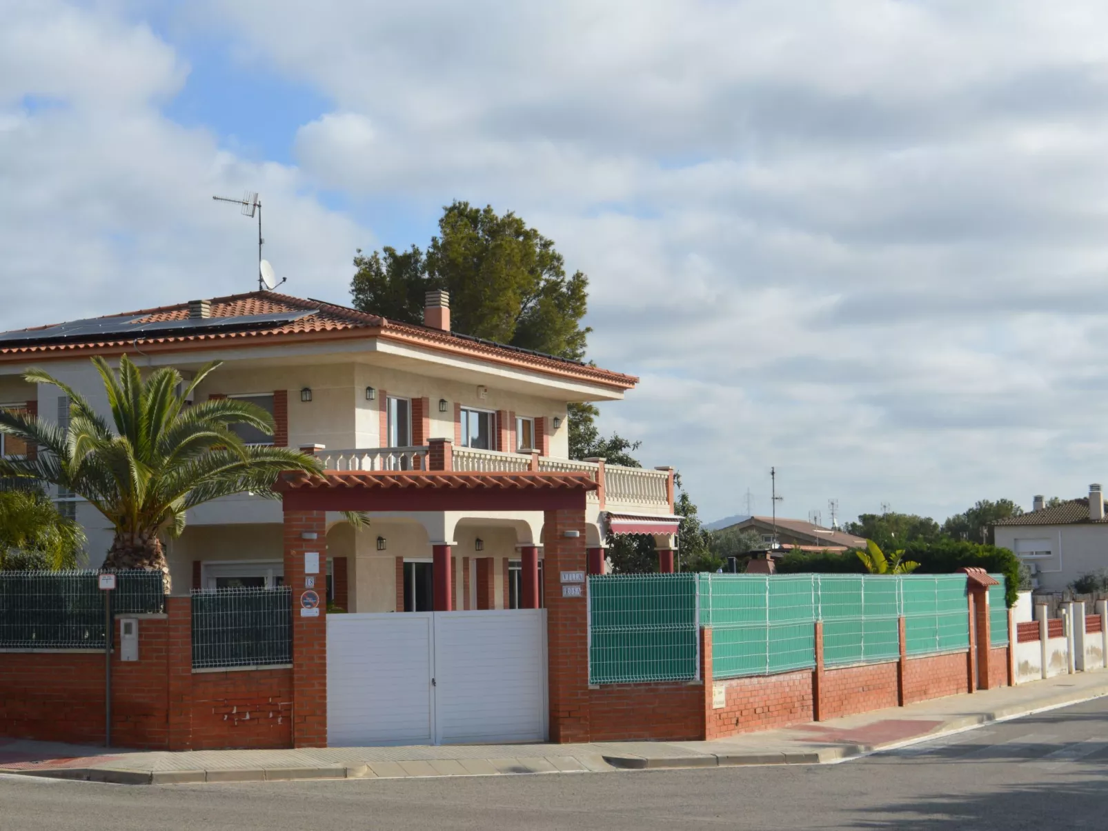 Chalet 'Vista Cunit' mit privatem Pool-Draußen
