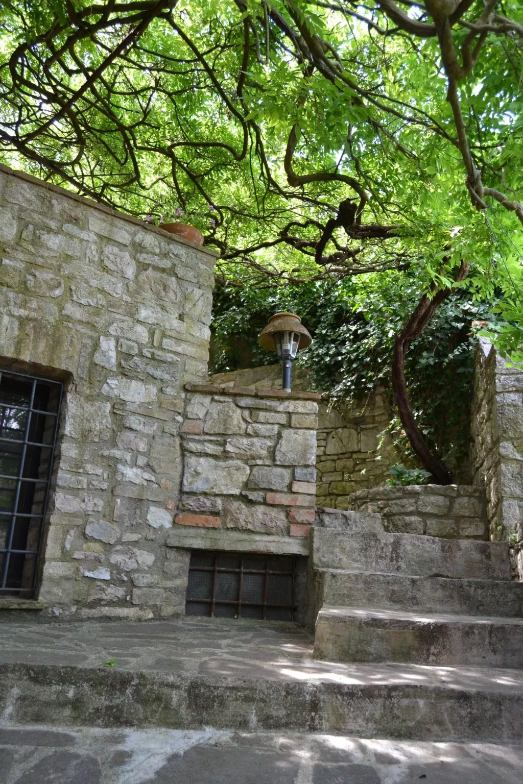 Altes Steinhaus mit Garten-Image-tags.info