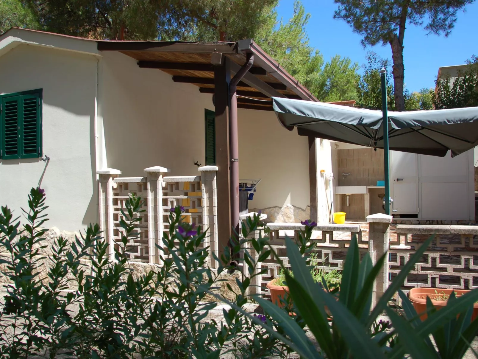 Orchideen-Ferienwohnung mit überdachter Veranda-Draußen