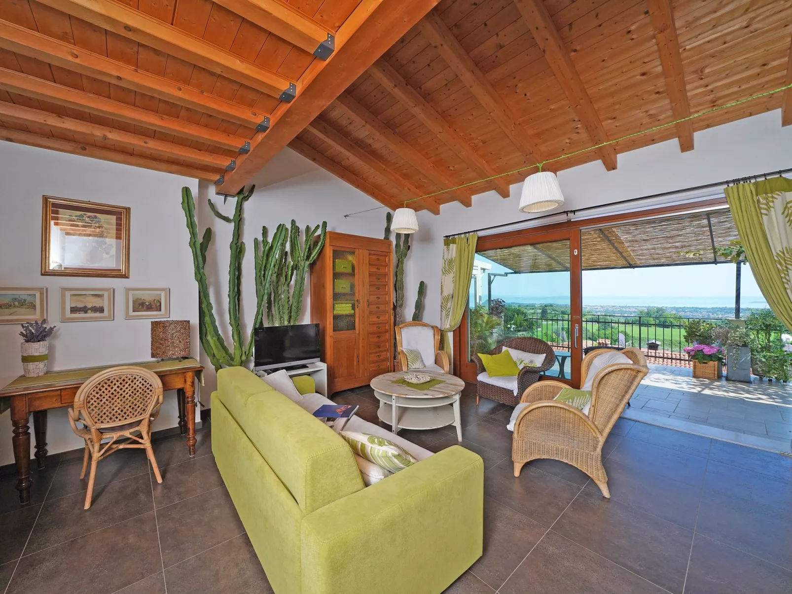 Wohnung mit Blick auf den Gardasee-Drinnen