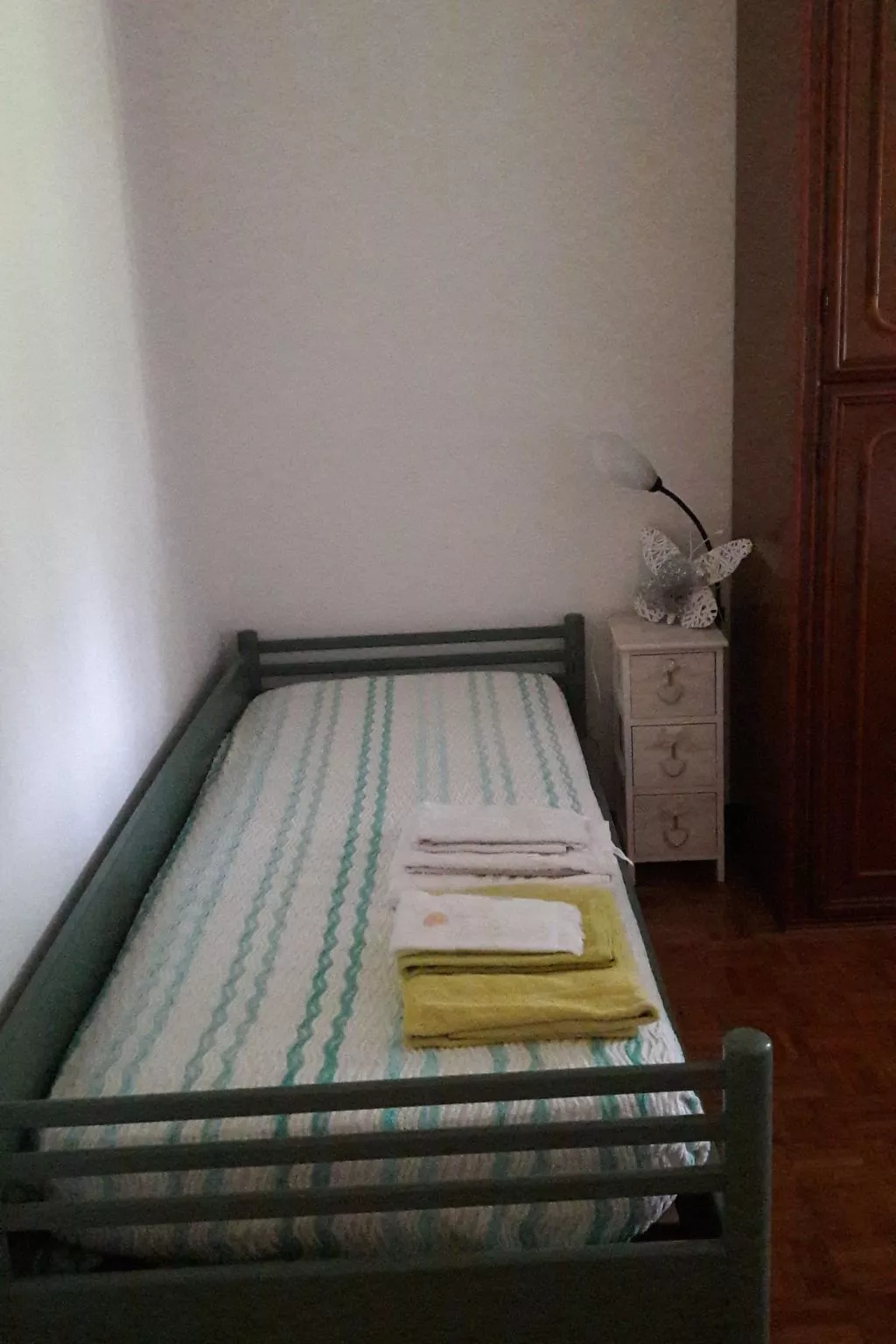 Auf einem ummauerten Grundstück-Dedans