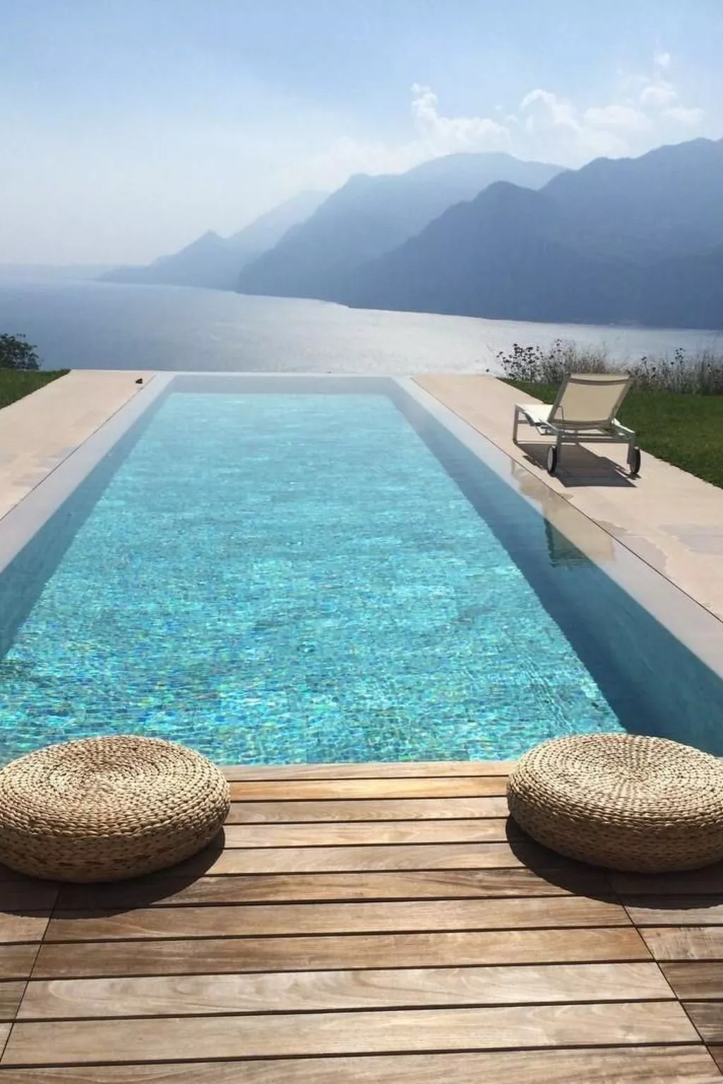 Rustiko-Landhaus mit Infinity-Pool und Seeblick-Dehors