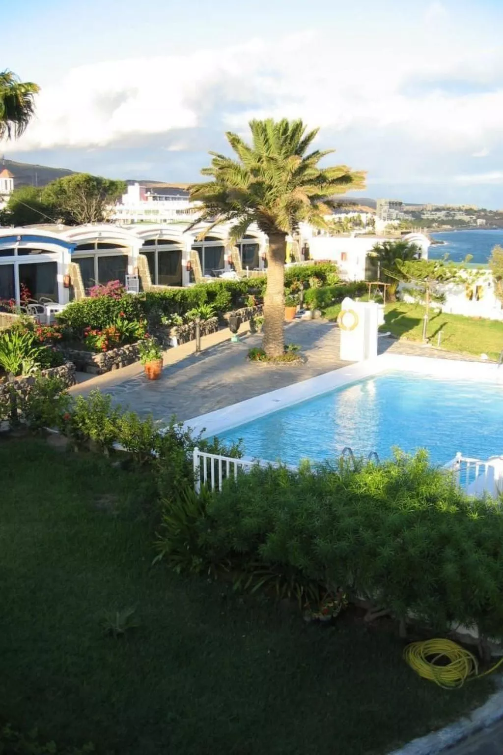 Bungalow auf einem Felsen direkt am Meer-Draußen