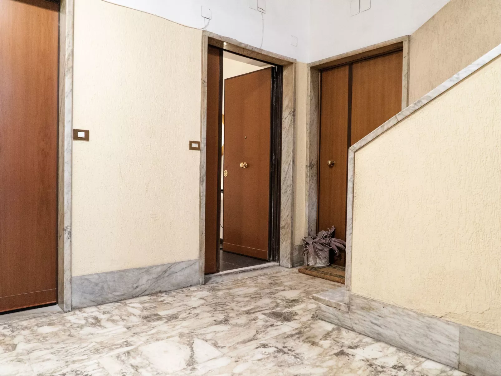 Wohnung 'Danke Vatikan'-Drinnen