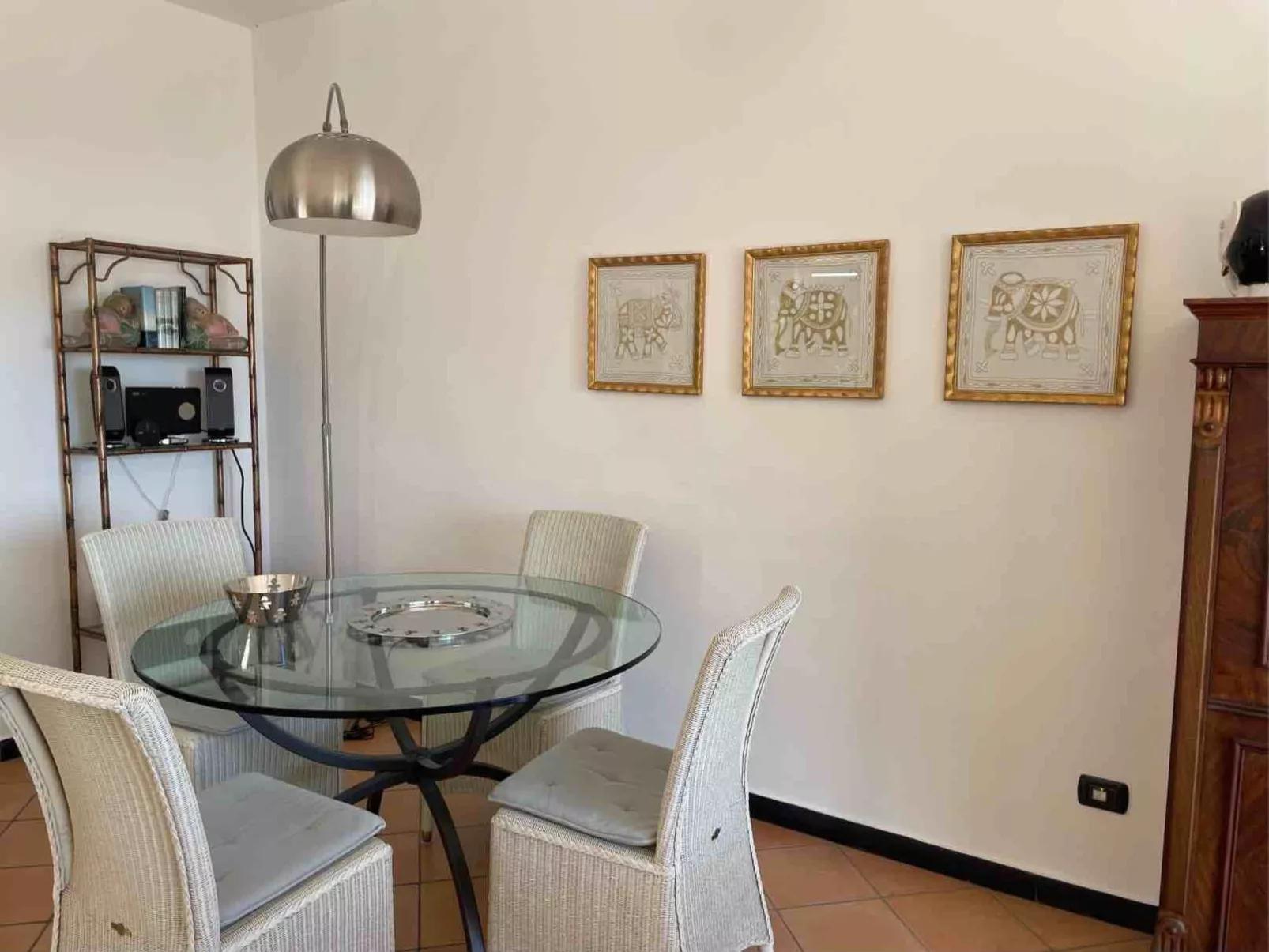 Junges Haus' Wohnung mit Wasserblick-Inside