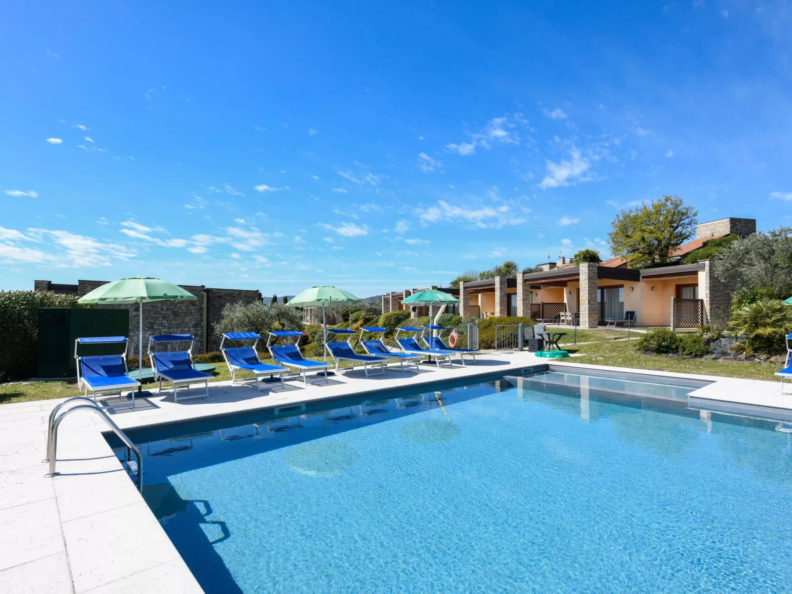 Wohnung mit Balkon, Schwimmbad und Seeblick-Outside