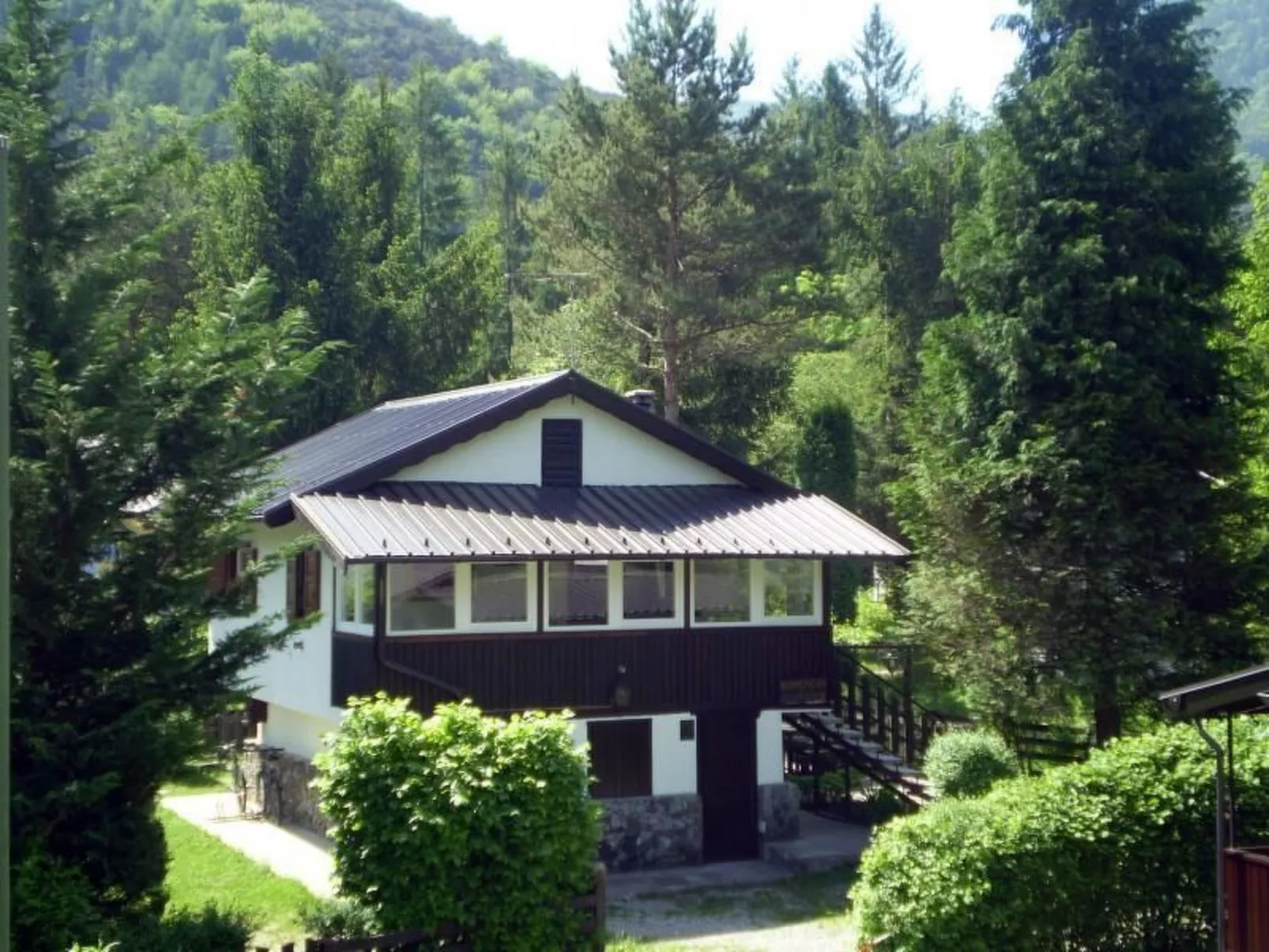 Freistehendes Haus mit eingezäuntem Privatgarten-Image-tags.info